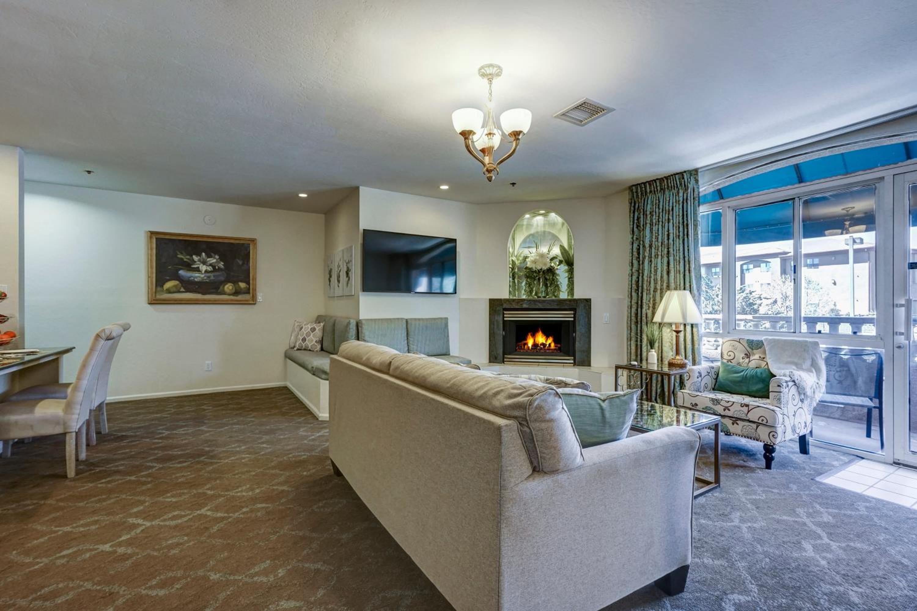 Luxury Suite (No pets allowed) - Photo 8