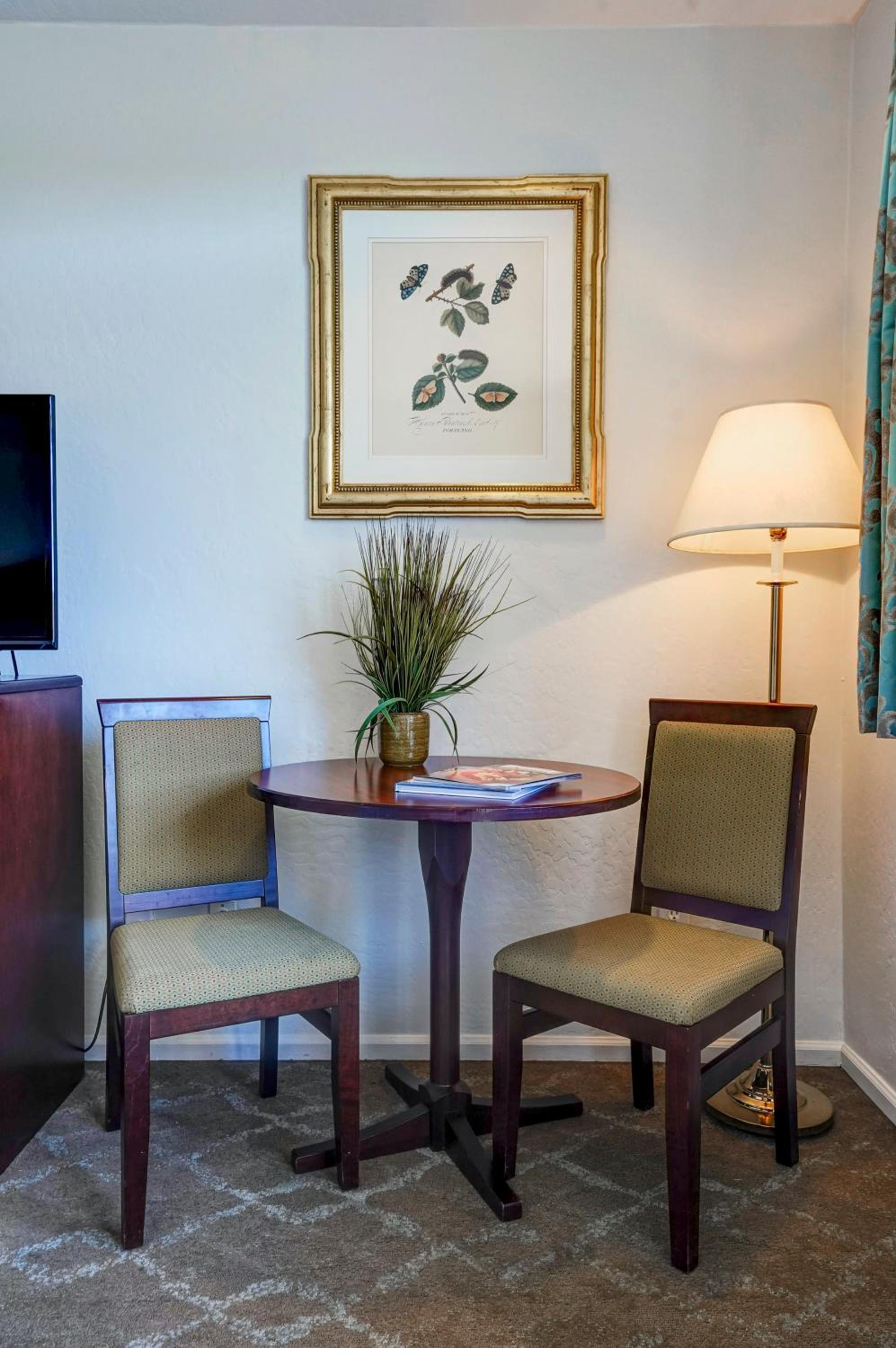 Standard King Room - Photo 5