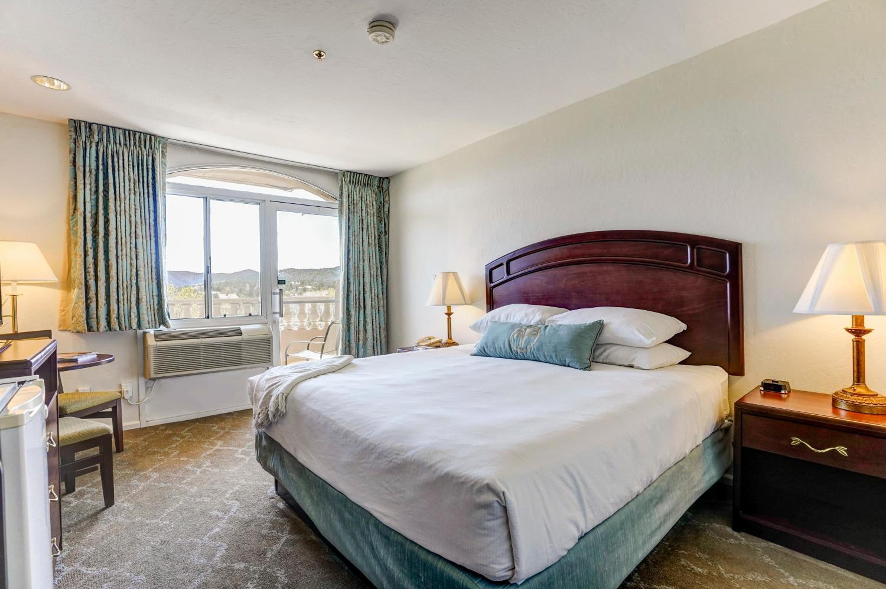 Standard King Room - Photo 7