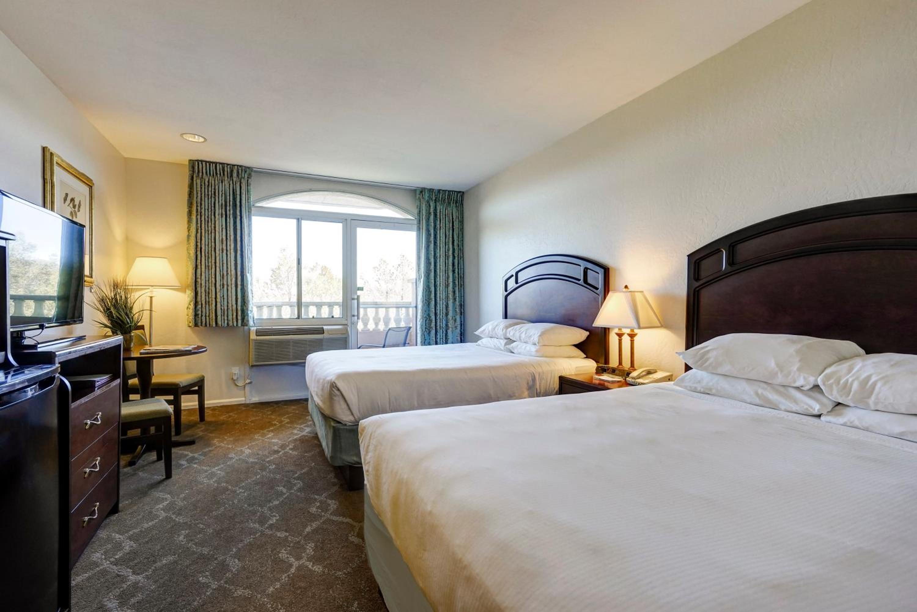 Standard Queen Room with Two Queen Beds - Photo 8