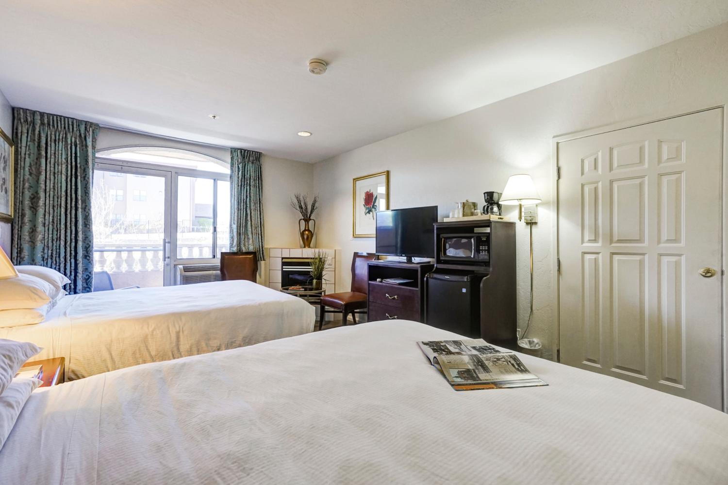 Deluxe Double Queen Accessible Room - Photo 8