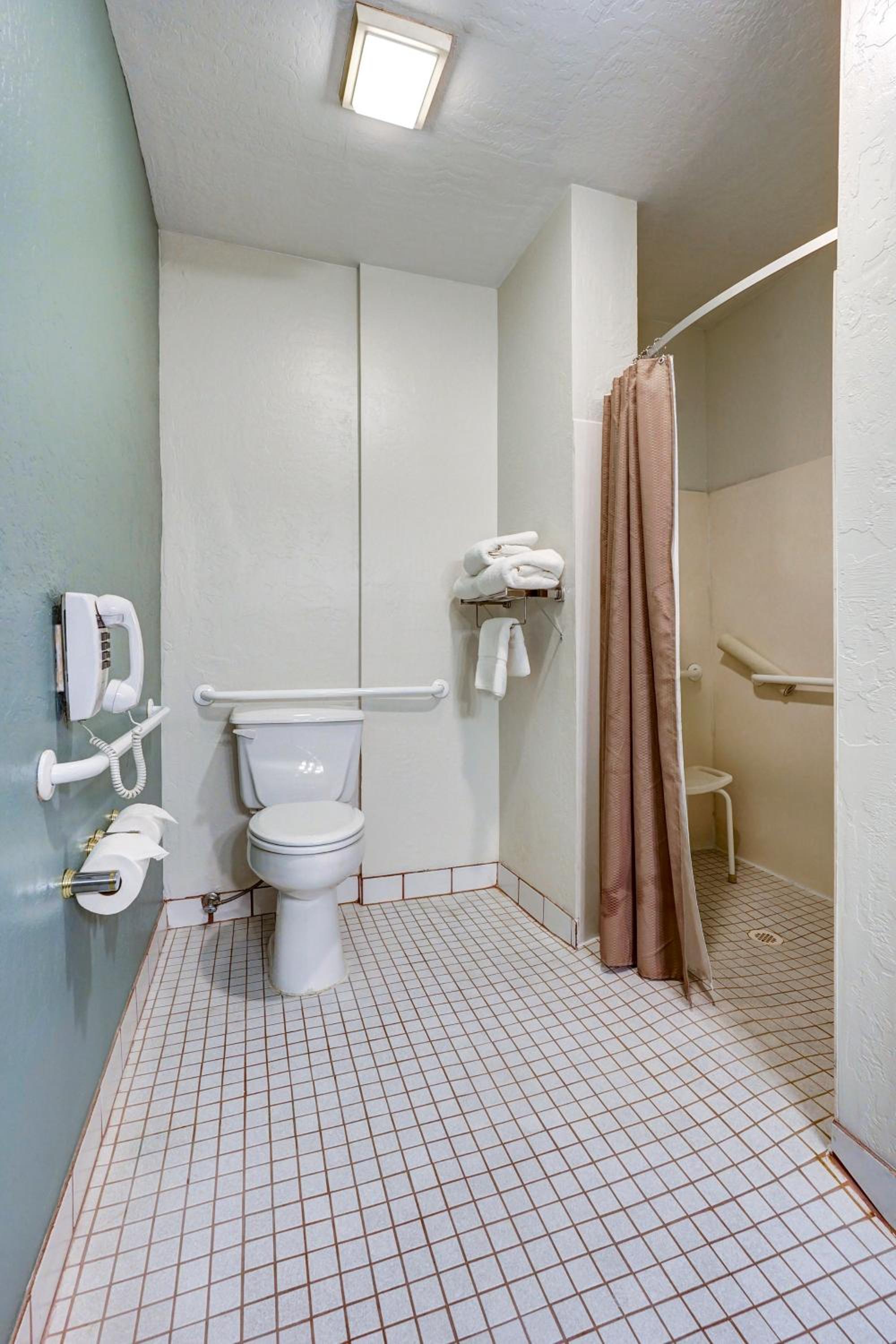Deluxe Double Queen Accessible Room - Photo 7