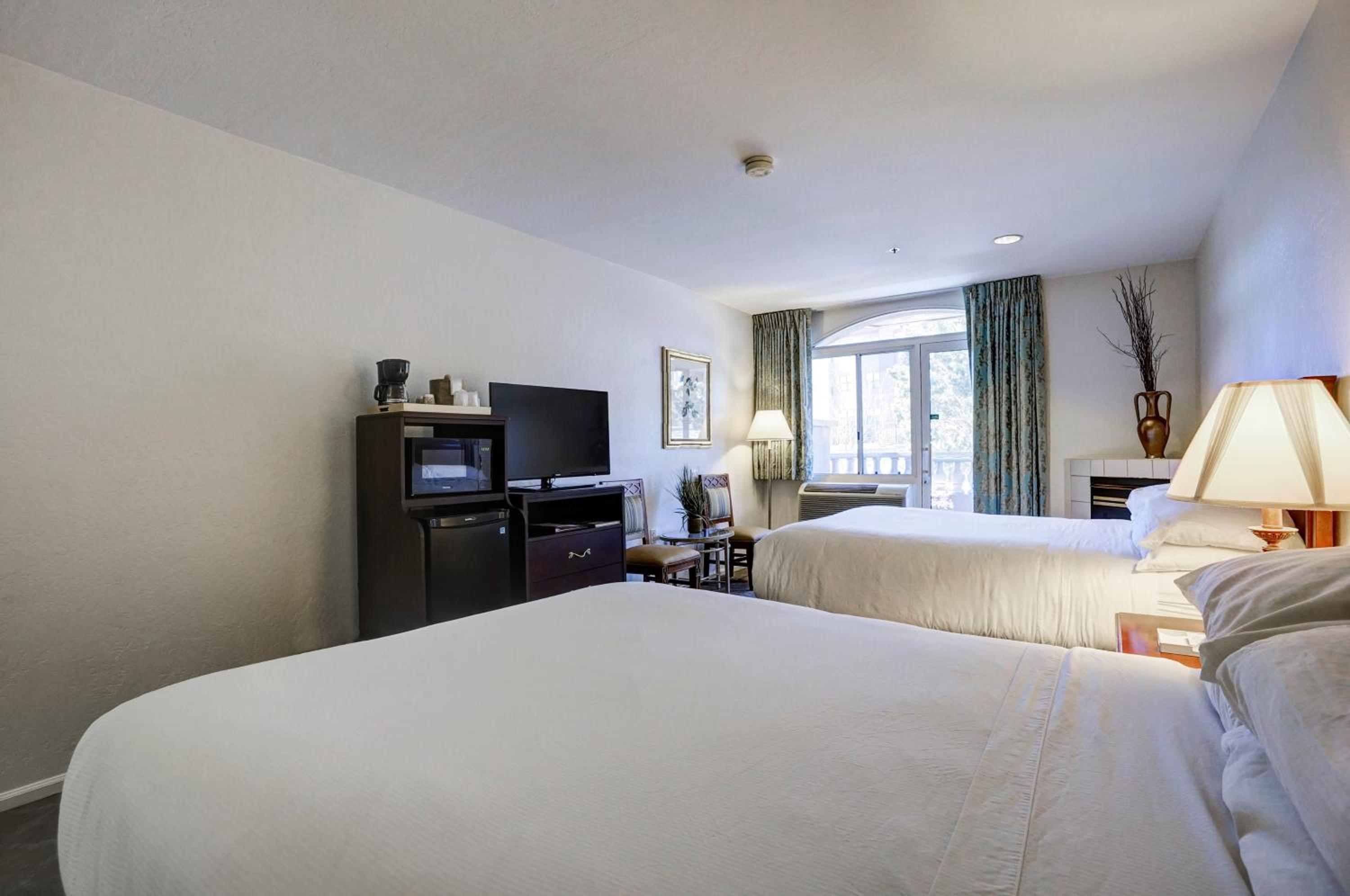 Deluxe Double Queen Accessible Room - Photo 6