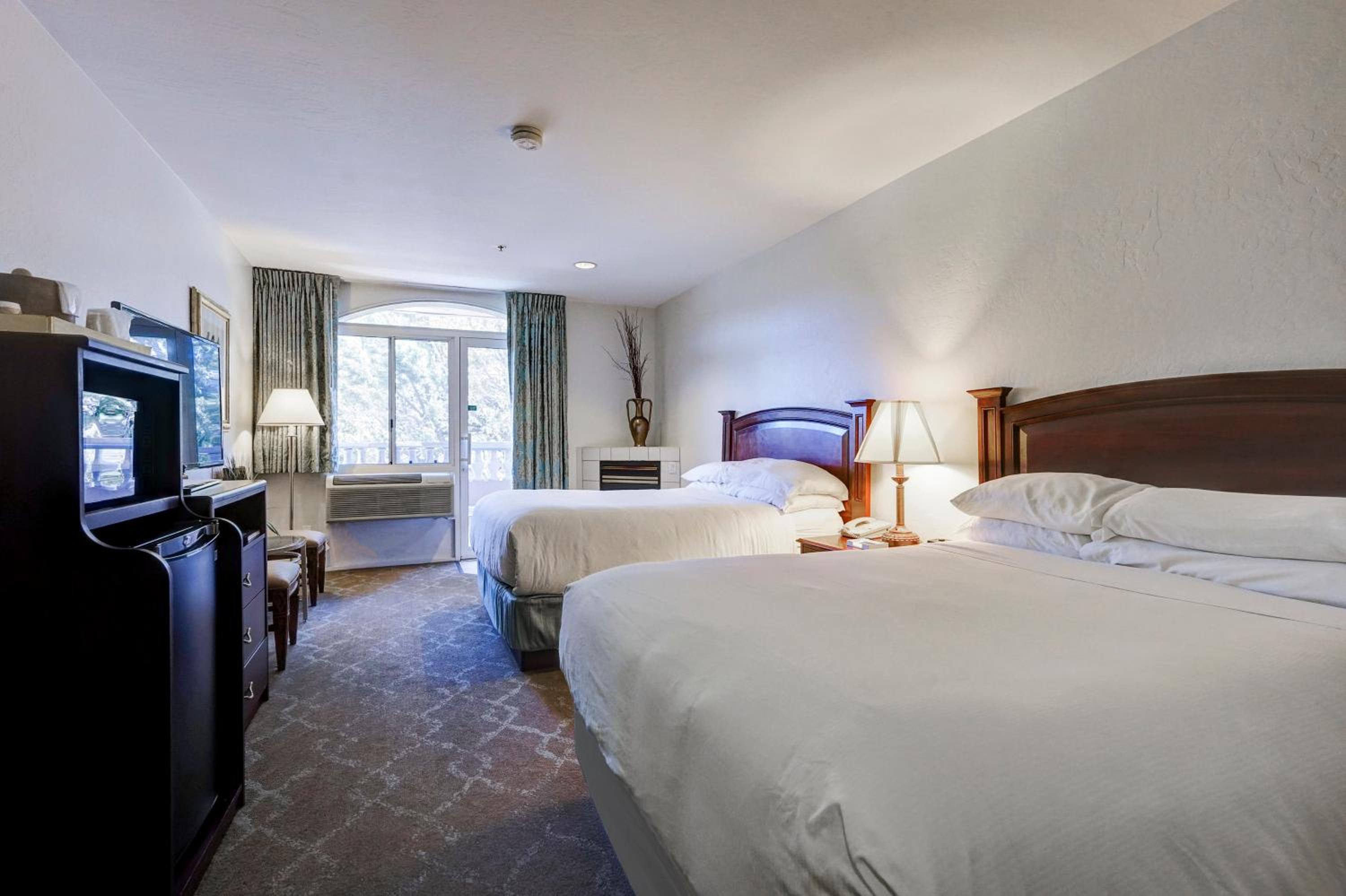 Deluxe Double Queen Accessible Room - Photo 4