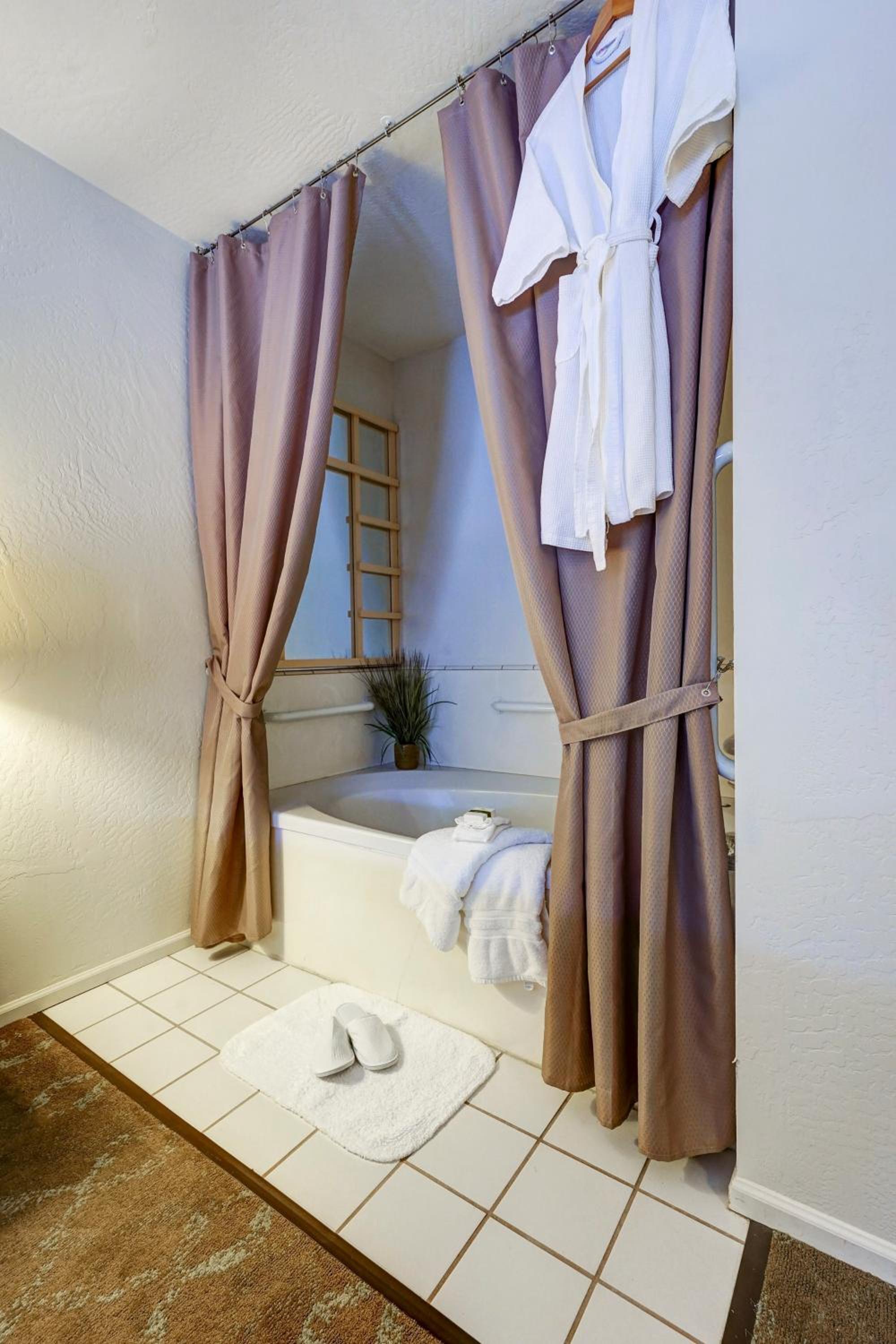 Deluxe King Room - Photo 8