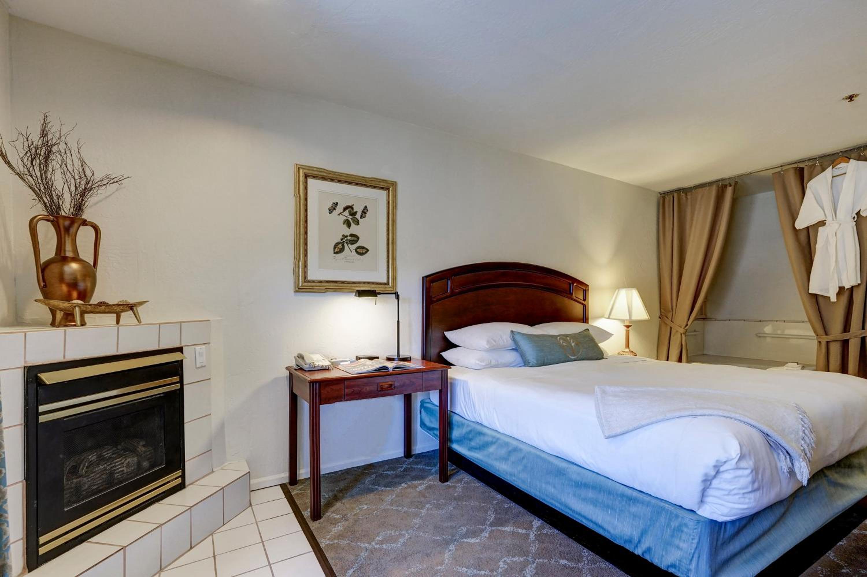 Deluxe King Room - Photo 4