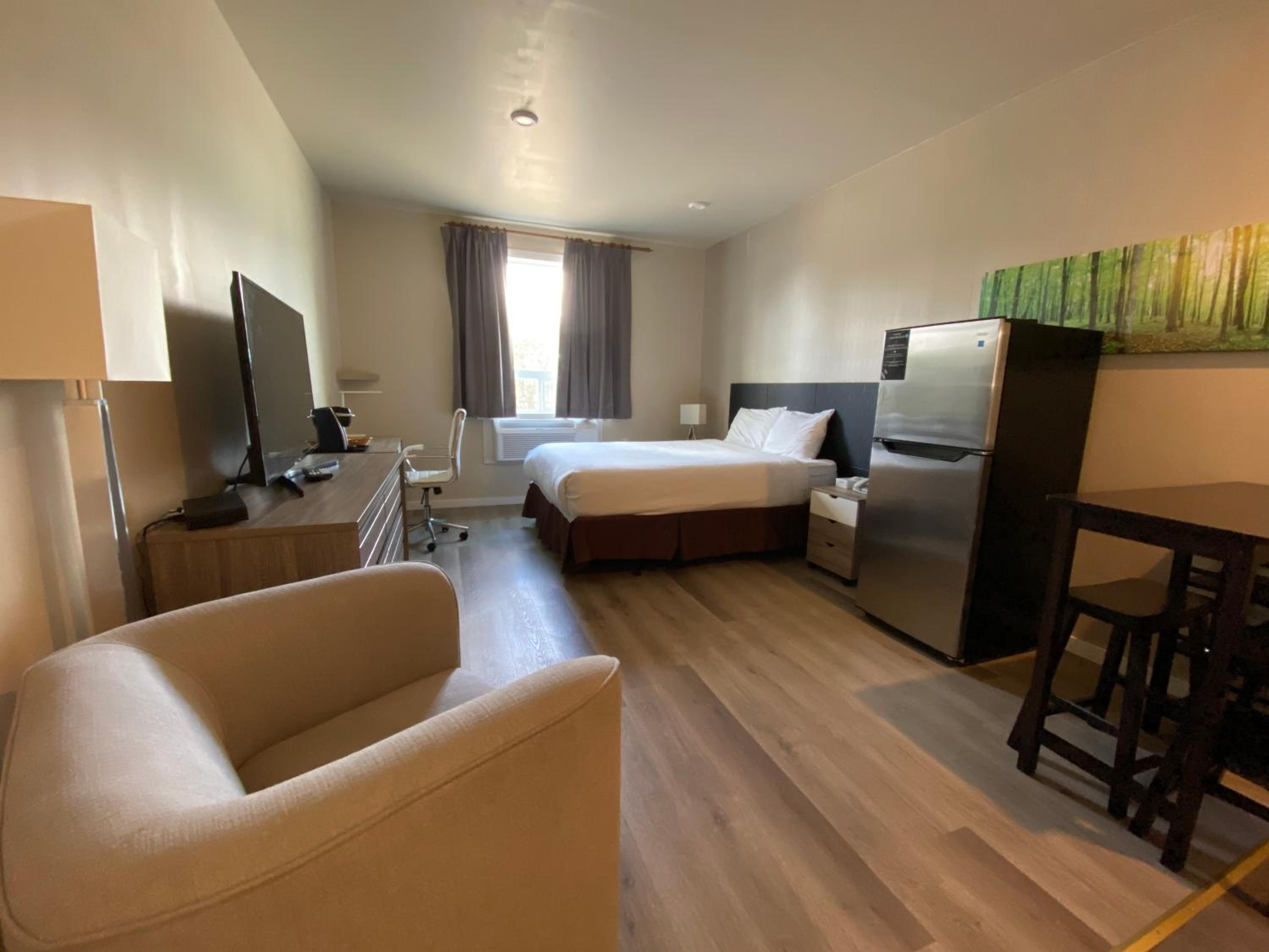 One Queen Bed with Kitchenette photo 2