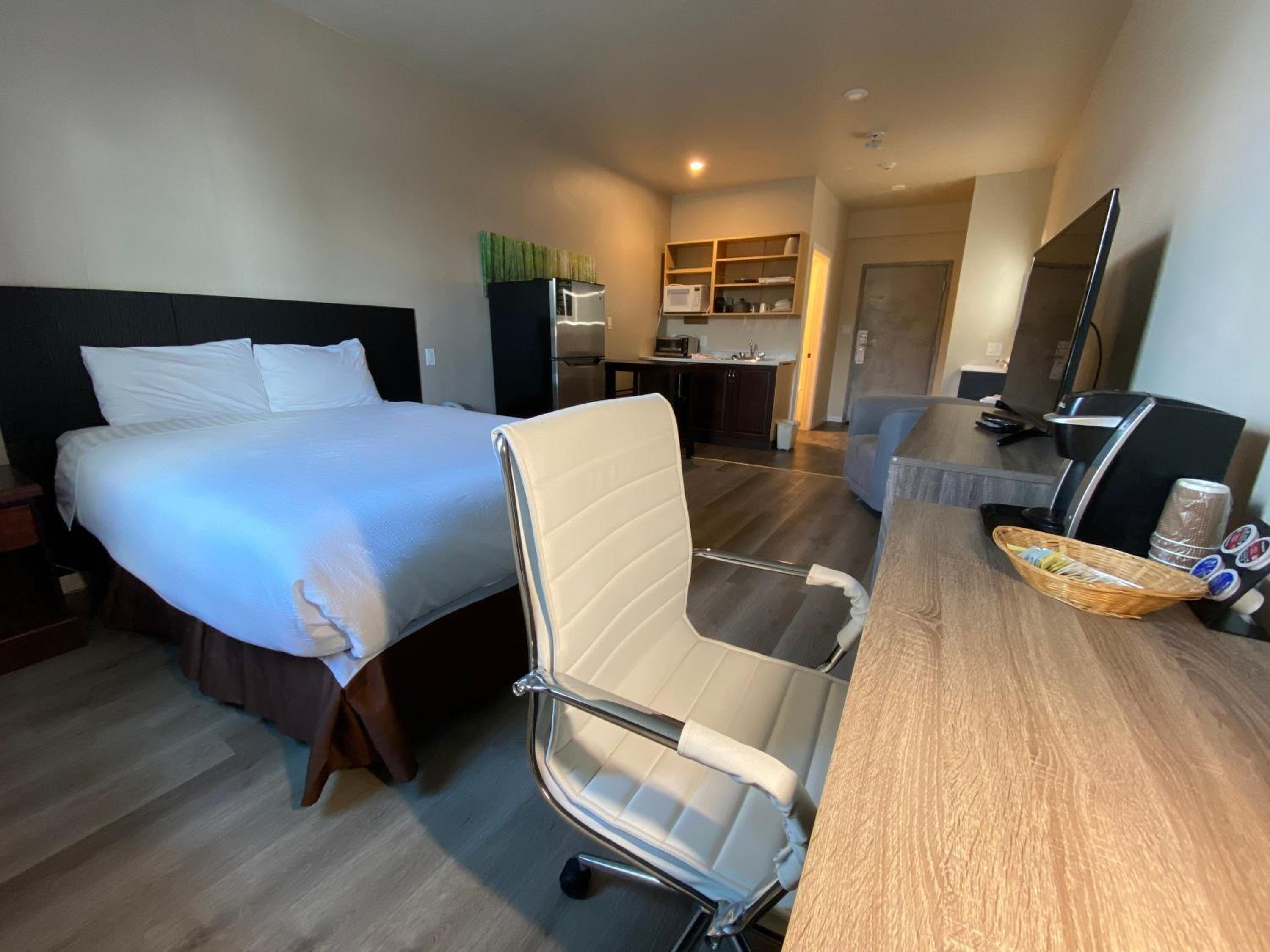 One Queen Bed with Kitchenette photo 1
