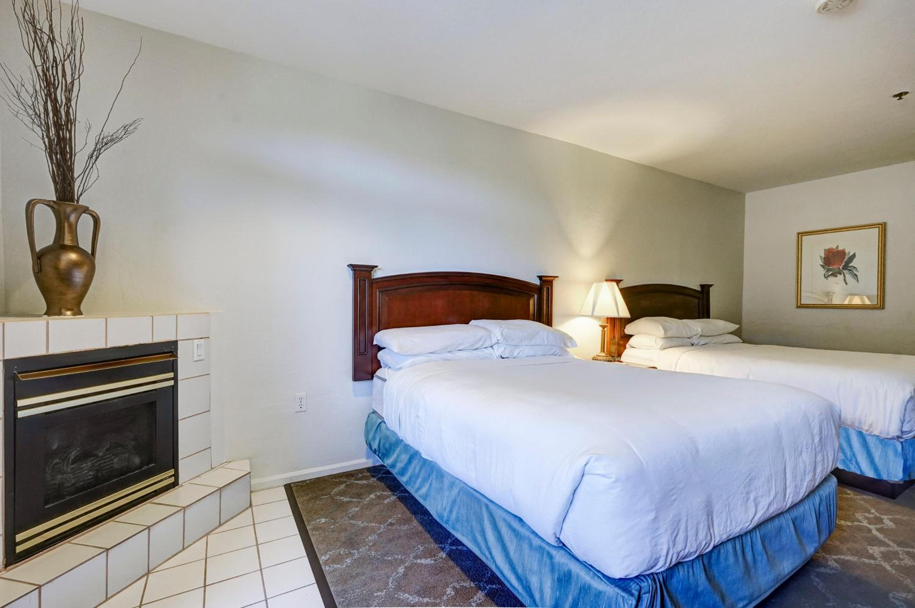 Deluxe Double Queen Accessible Room - Photo 1