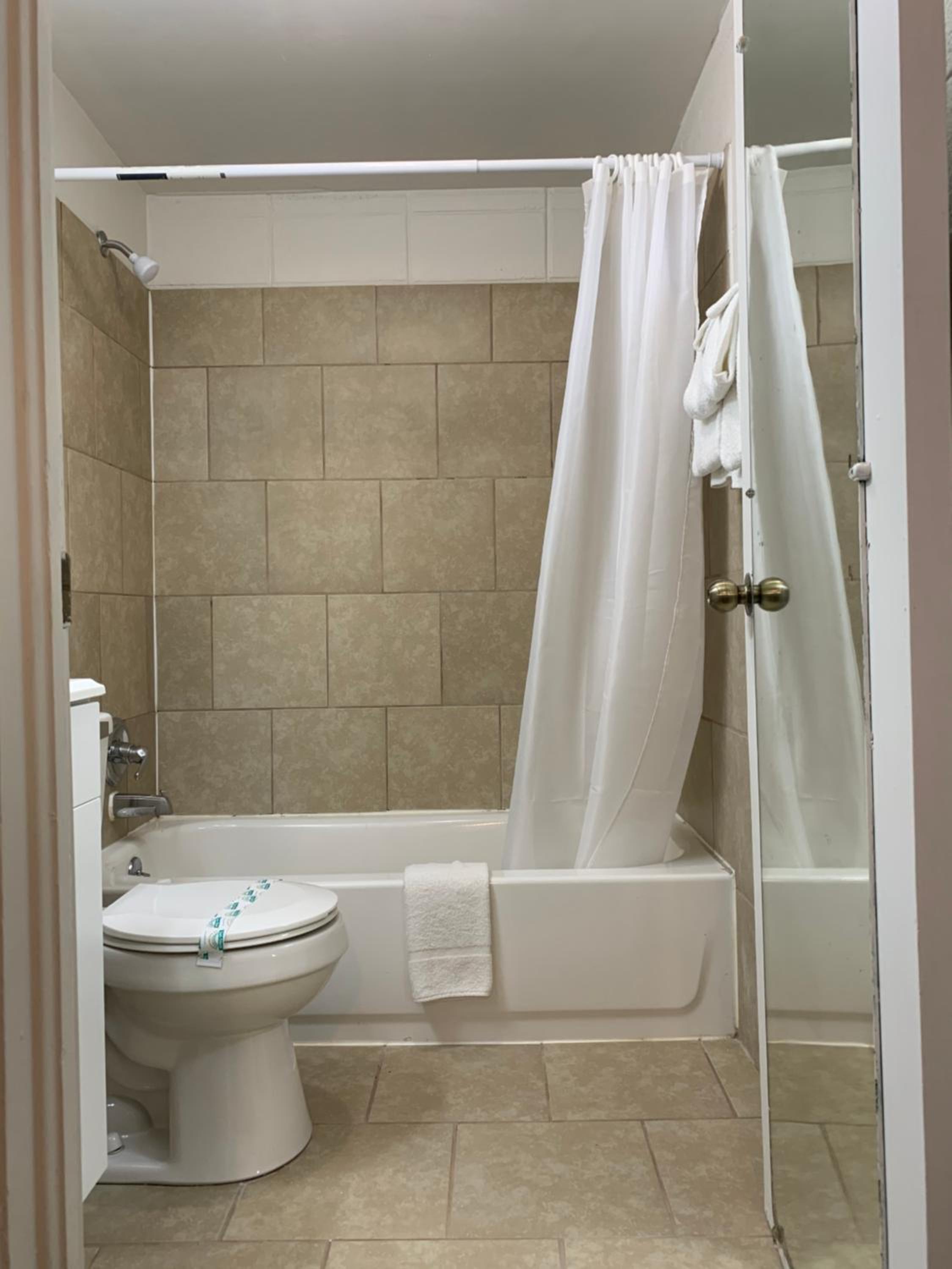 1 Family Room - Non Smoking - Photo 6
