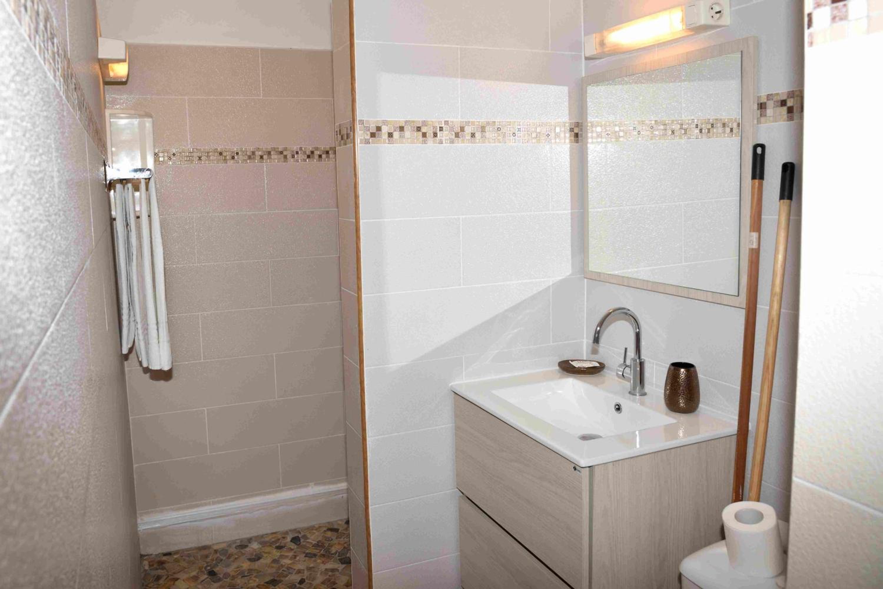 One-Bedroom House photo 2