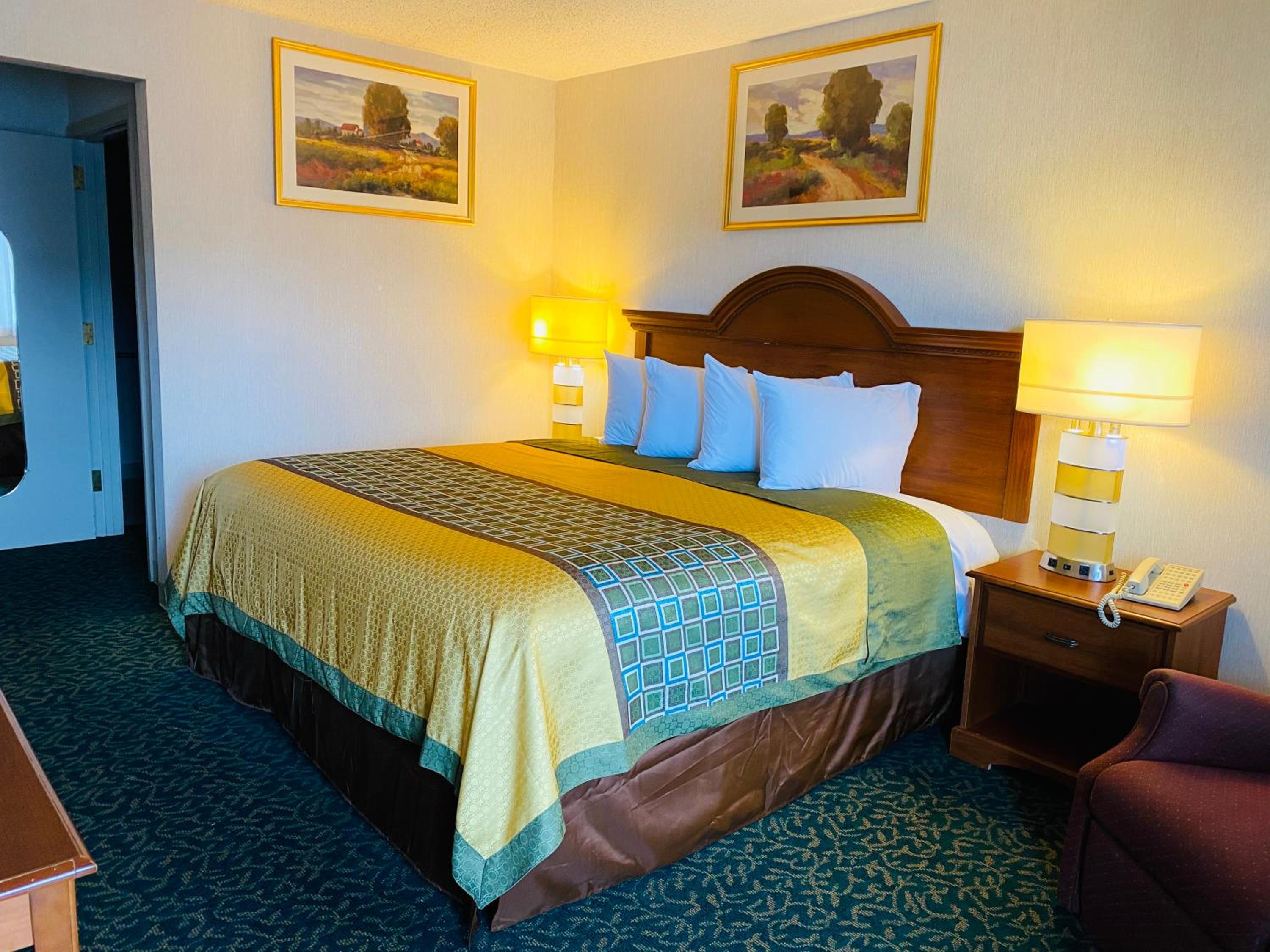 King Room - Non-Smoking - Photo 2