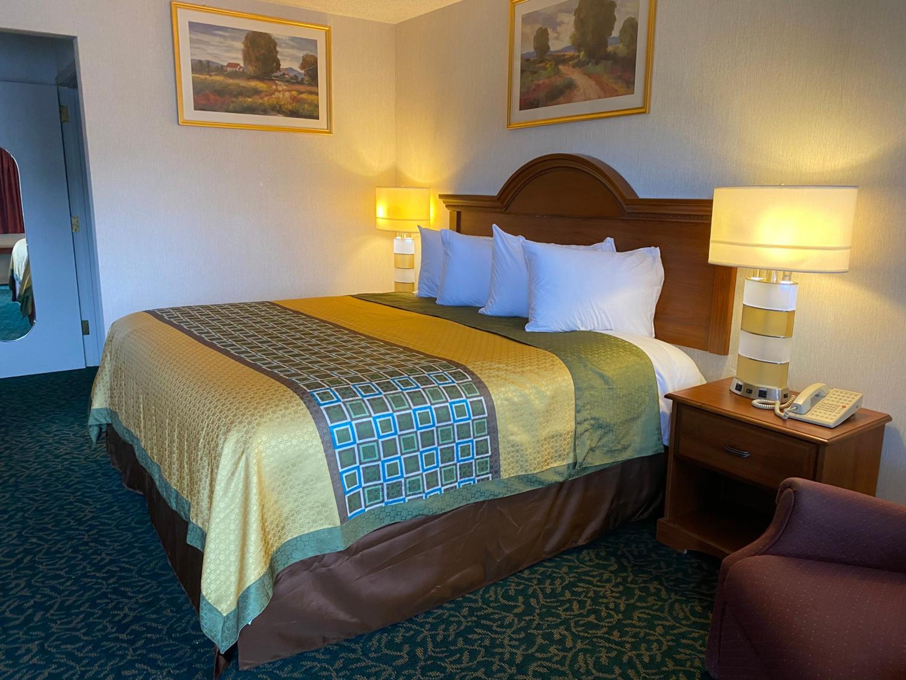 King Room - Non-Smoking - Photo 4