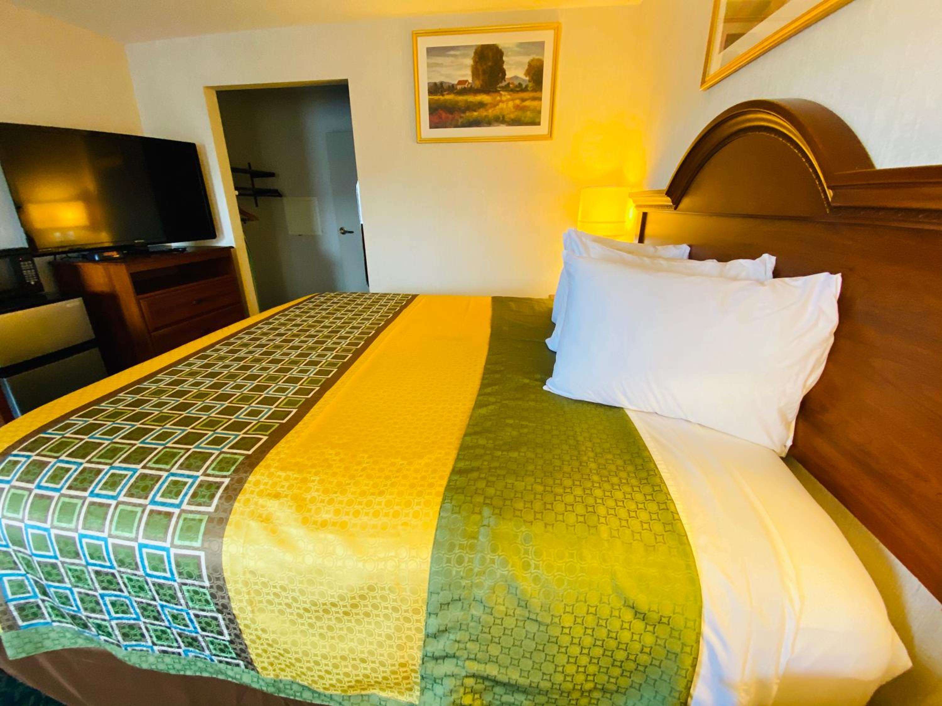 King Room - Non-Smoking - Photo 5