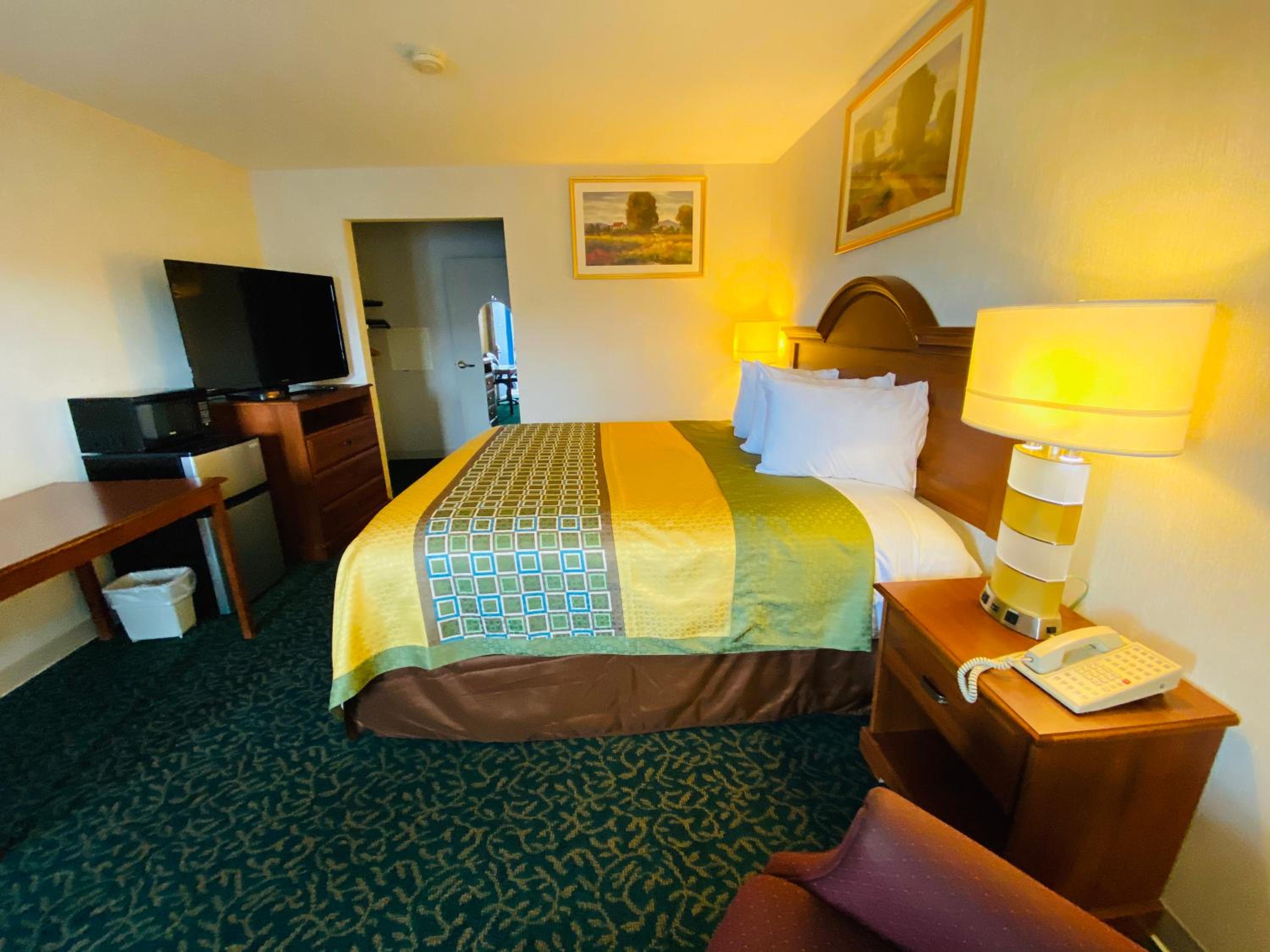 King Room - Non-Smoking - Photo 9