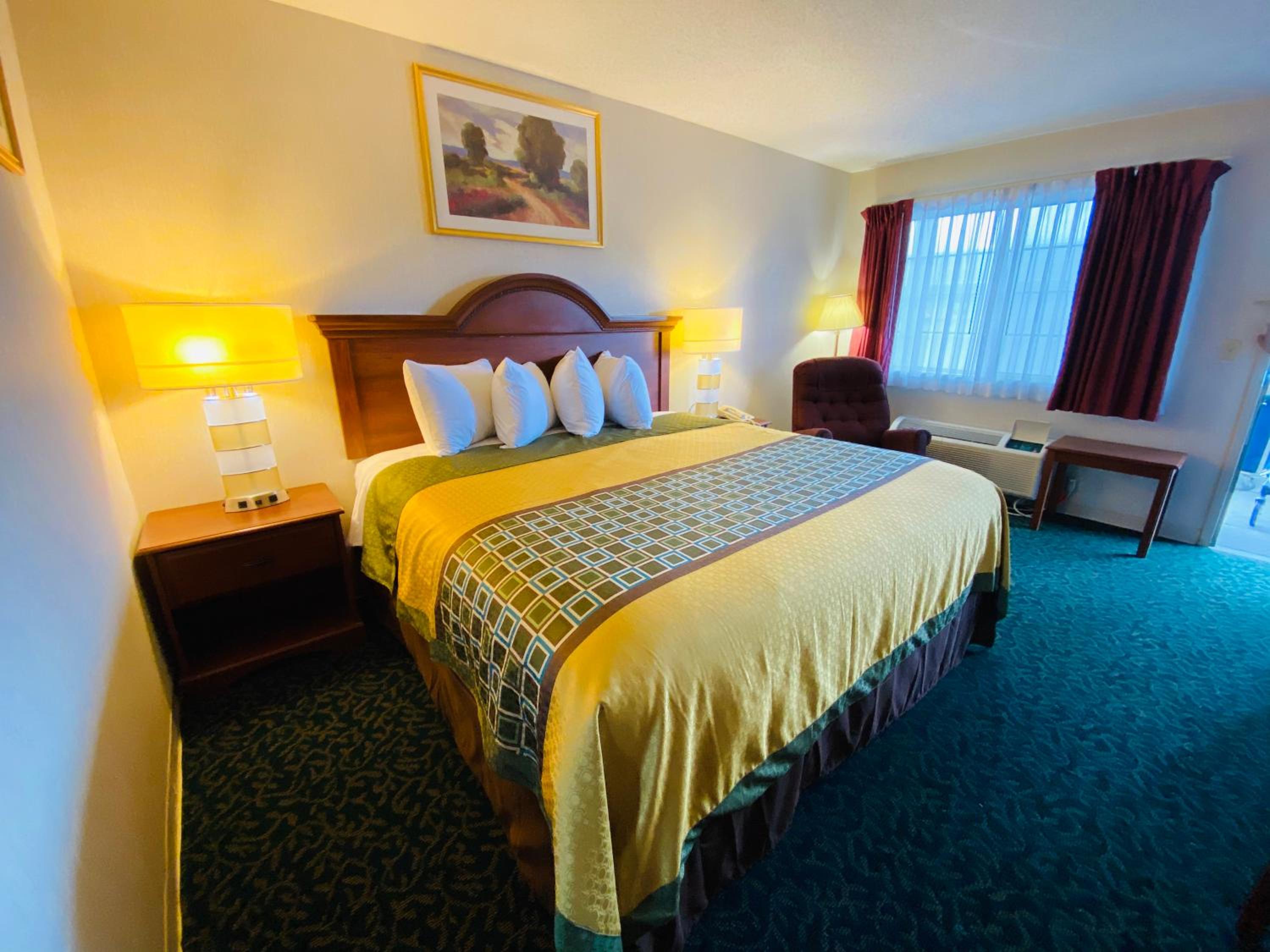 King Room - Non-Smoking - Photo 7