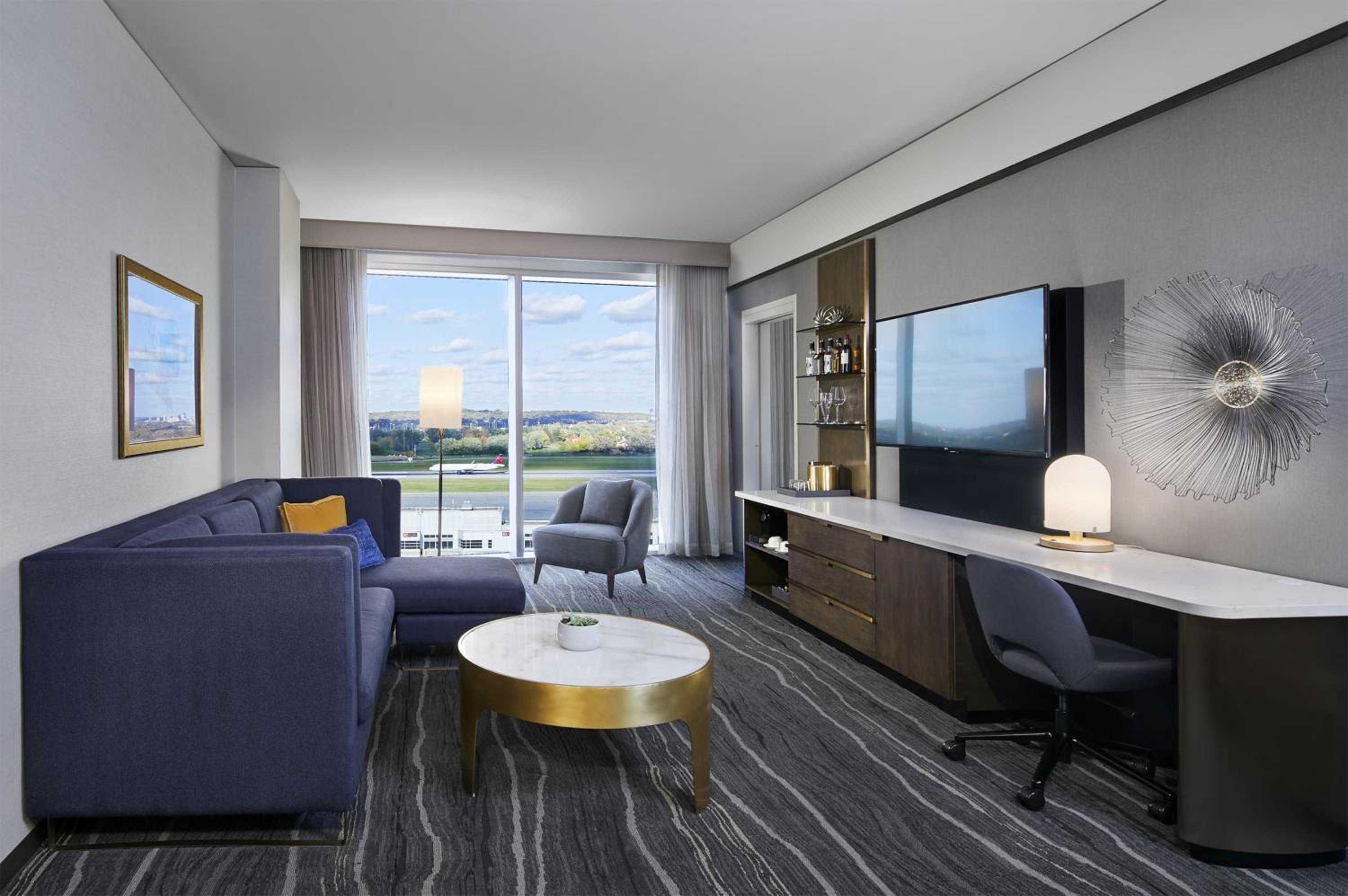 Junior King Suite photo 3