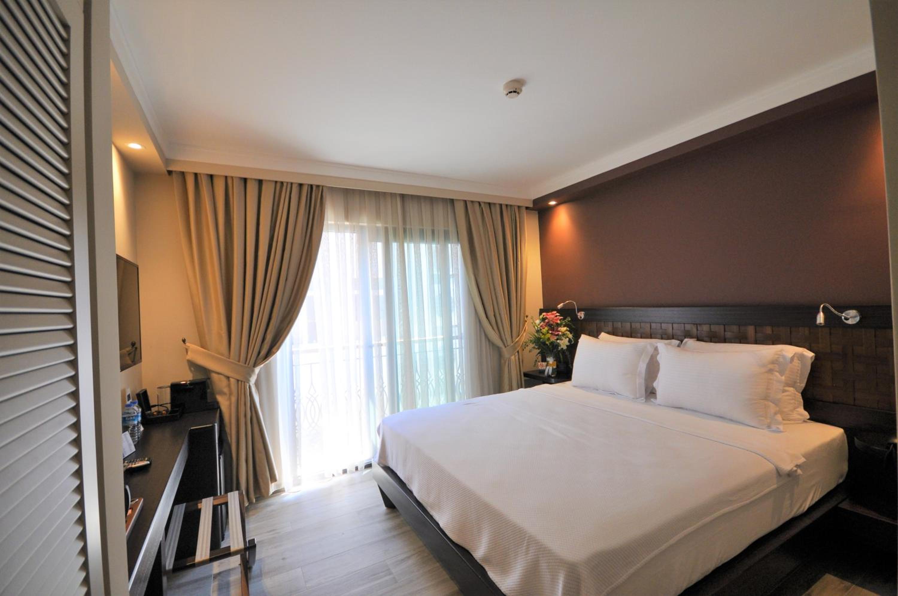 Standard Double Room - Photo 12