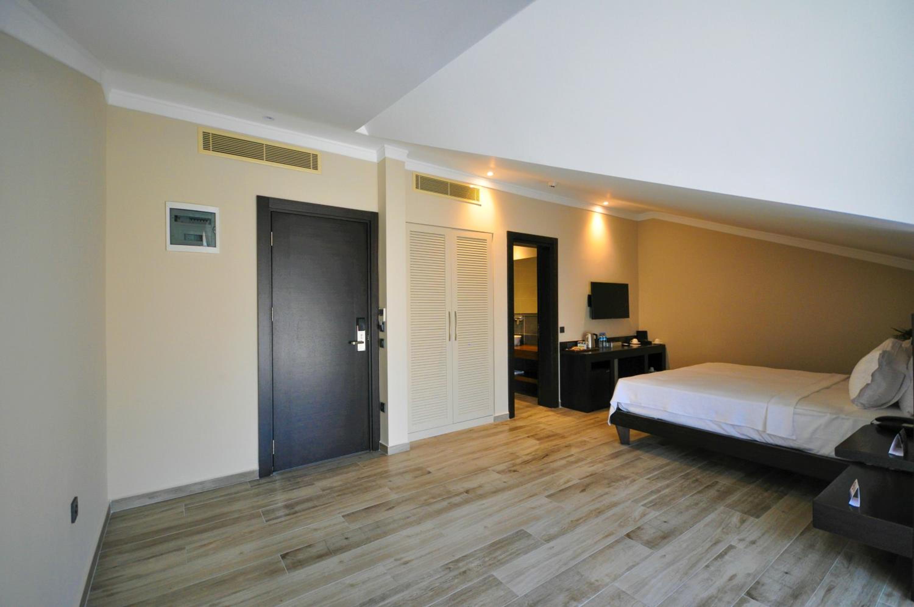 Deluxe Double Room - Photo 16