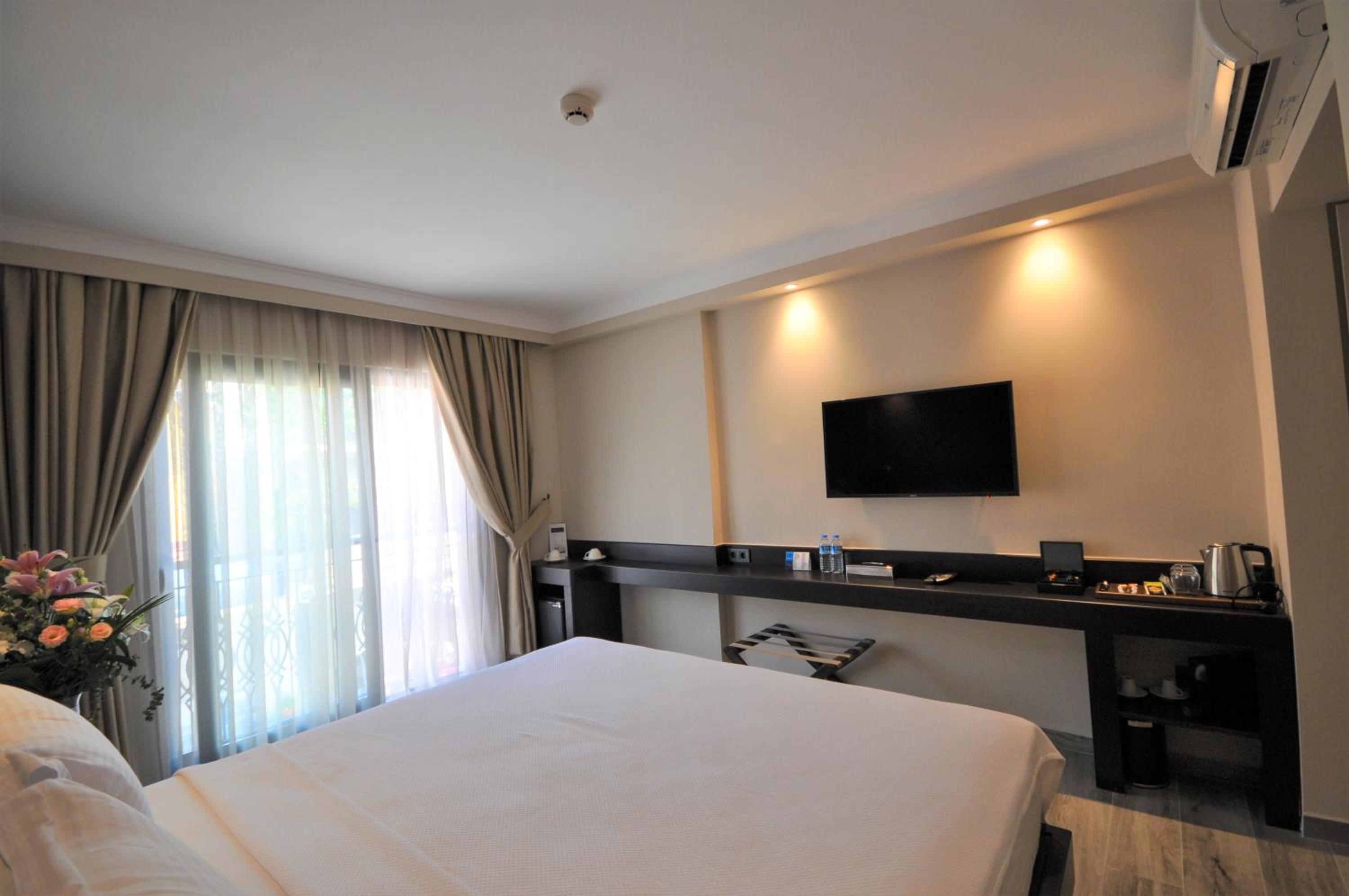 Standard Double Room - Photo 11