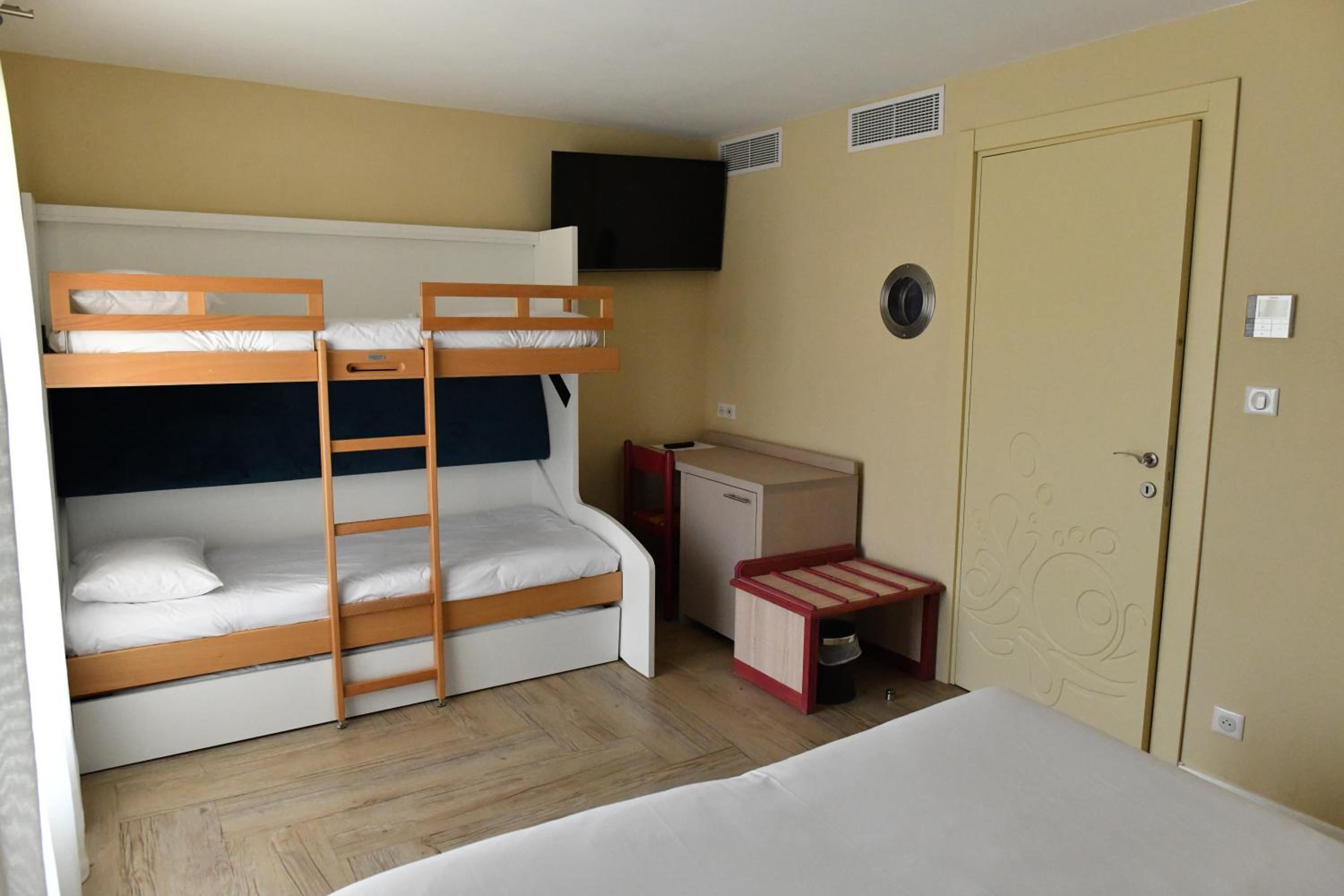 Quadruple Room - Photo 5