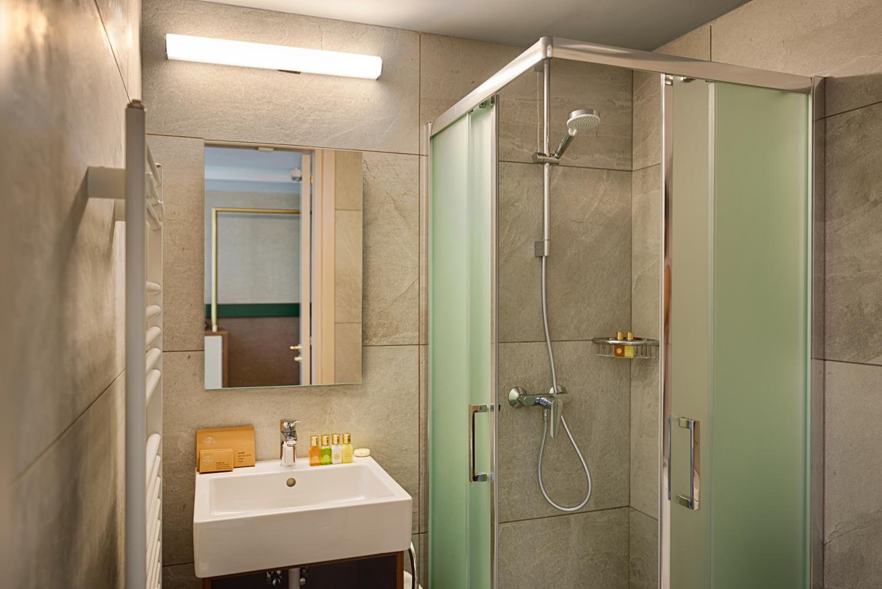 Double or Twin Room with Balcony - Photo 2