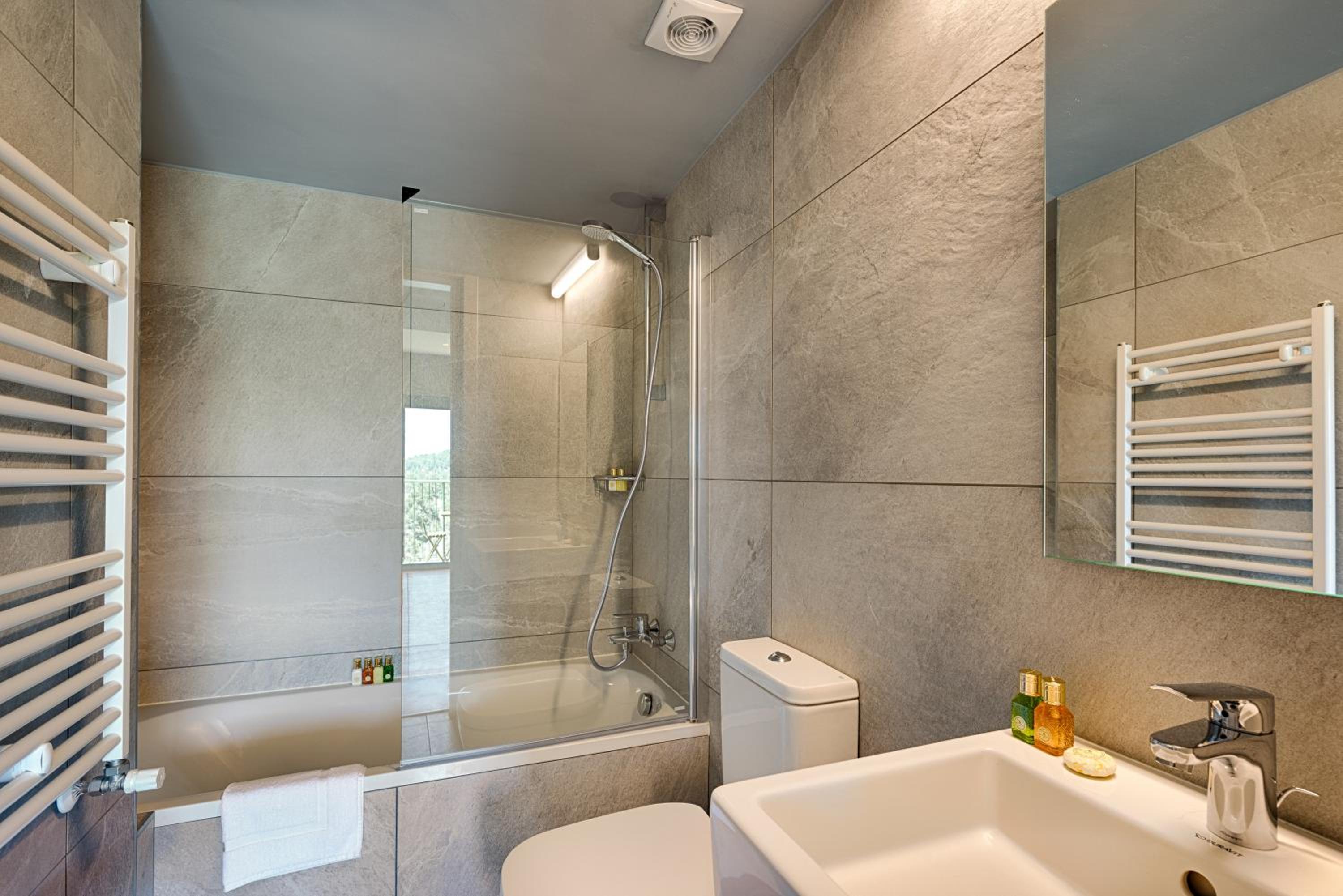 Queen One-Bedroom Suite - Photo 3