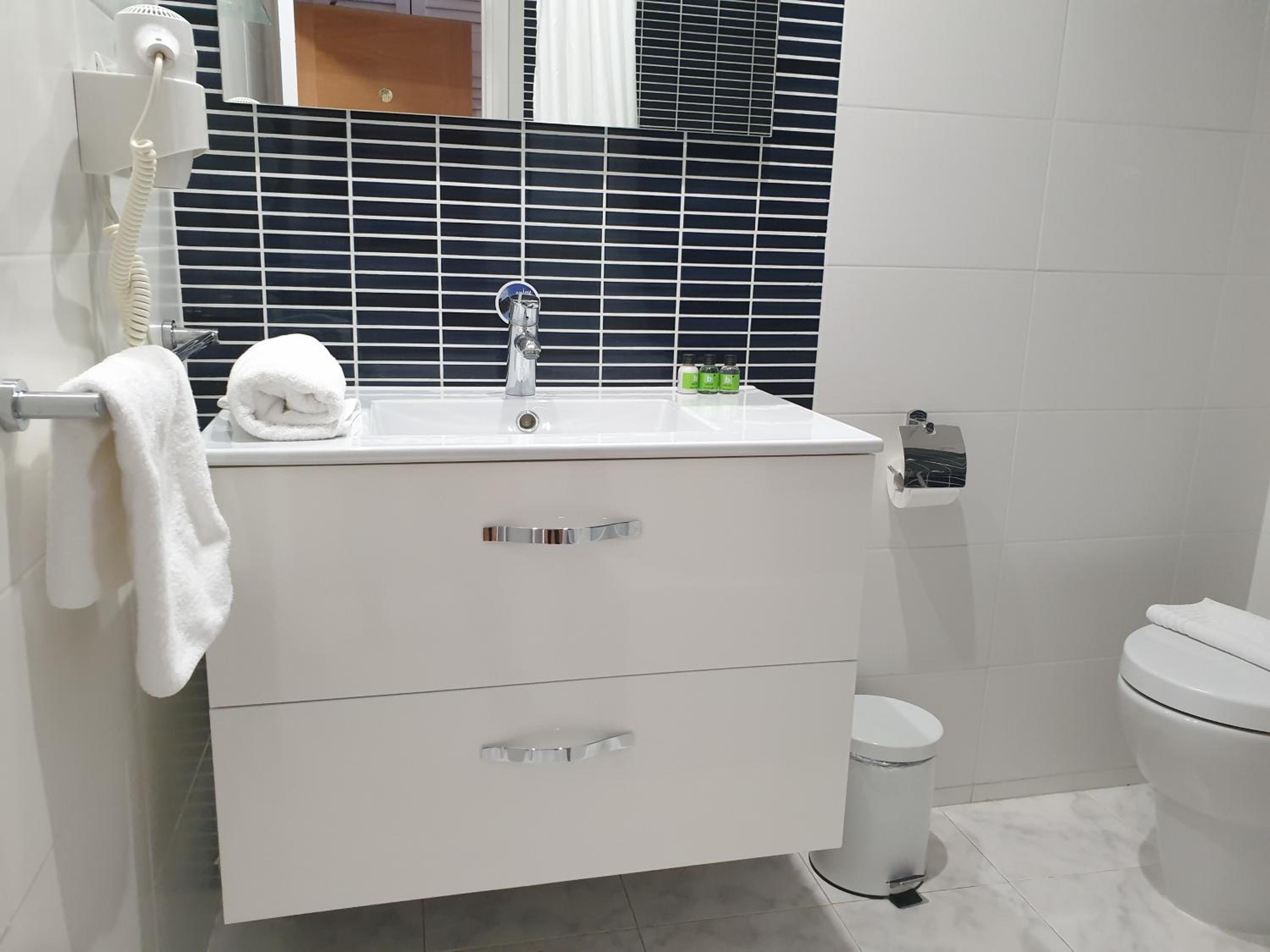 Double or Twin Room - Photo 10