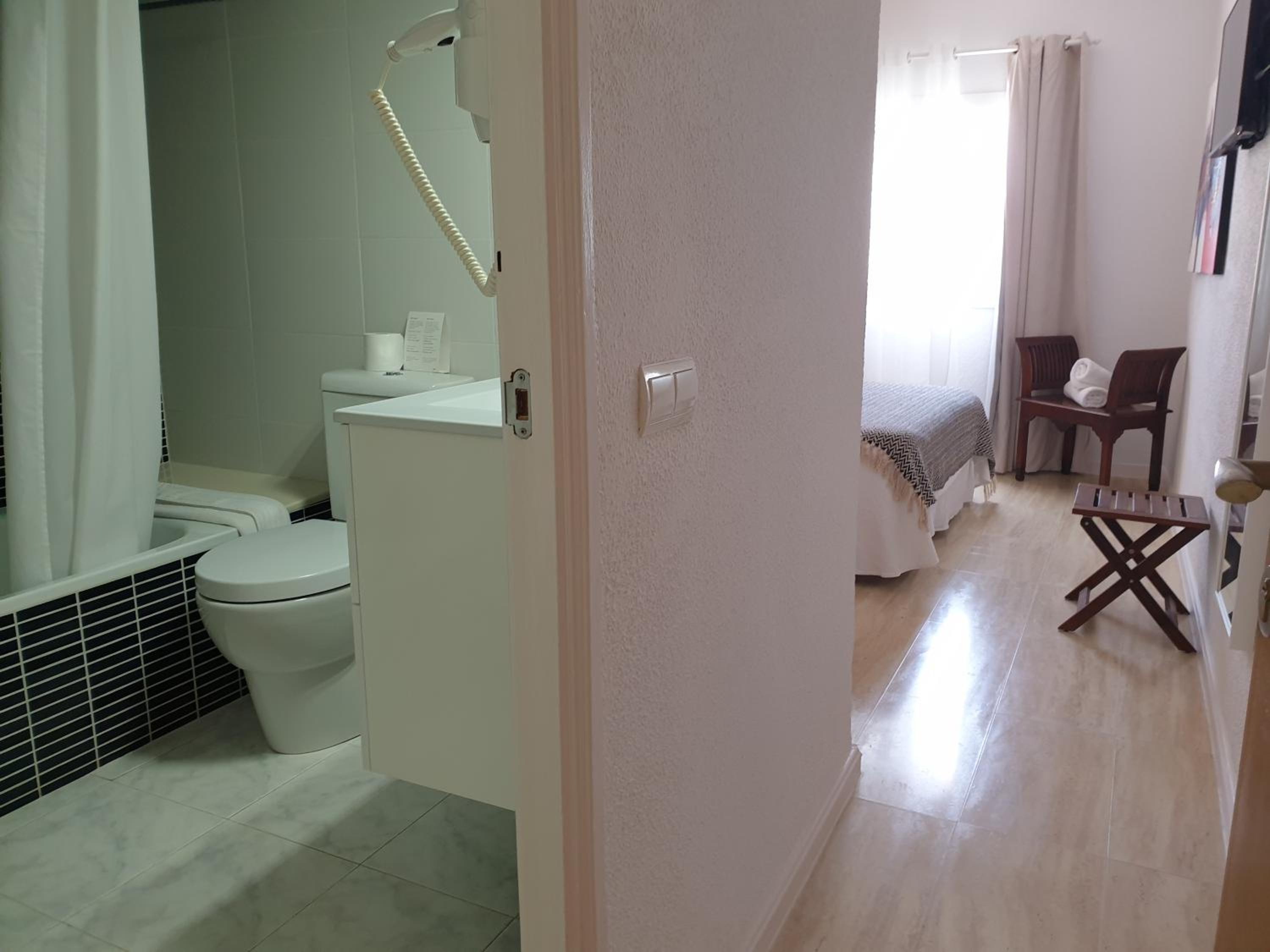 Double Room with Sea View - Photo 15