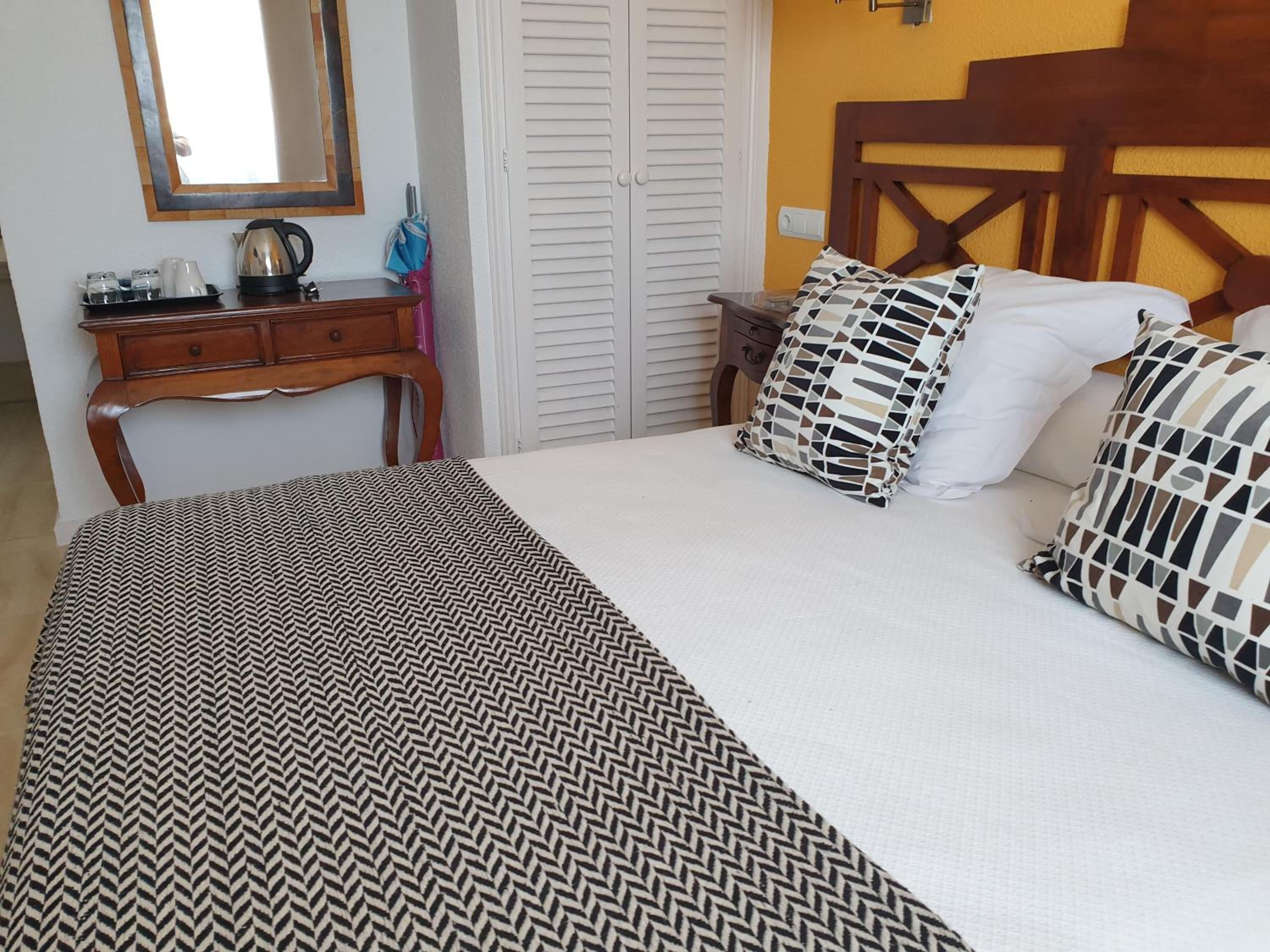 Double Room with Sea View - Photo 18