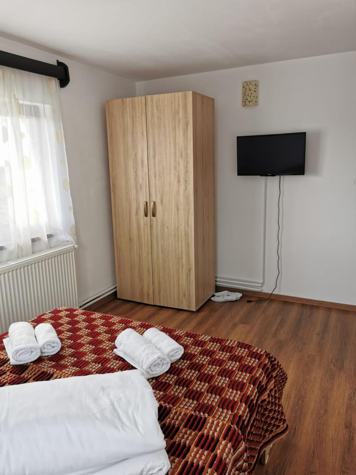 Double Room with Private Bathroom - Photo 14