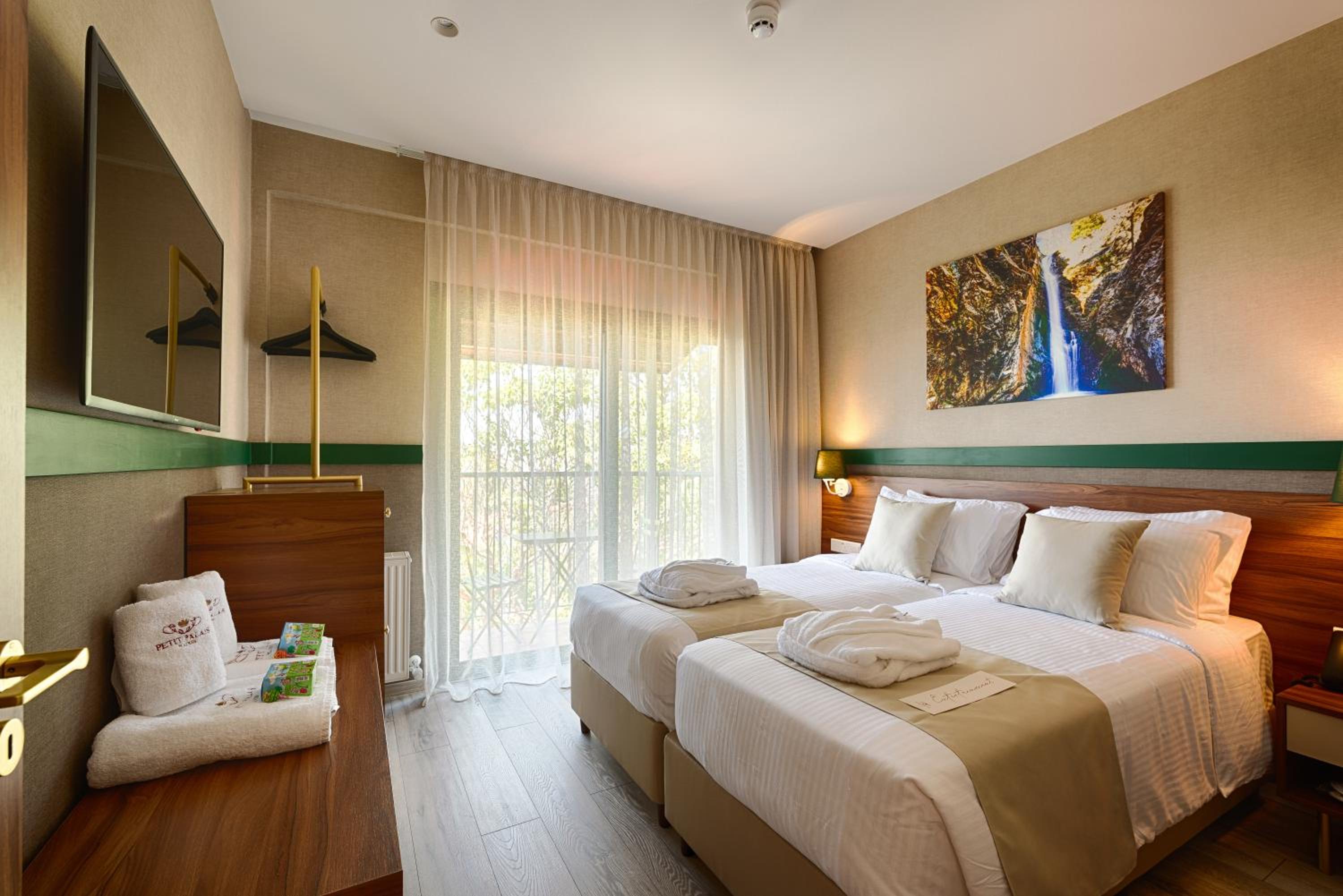 Double or Twin Room with Balcony - Photo 4
