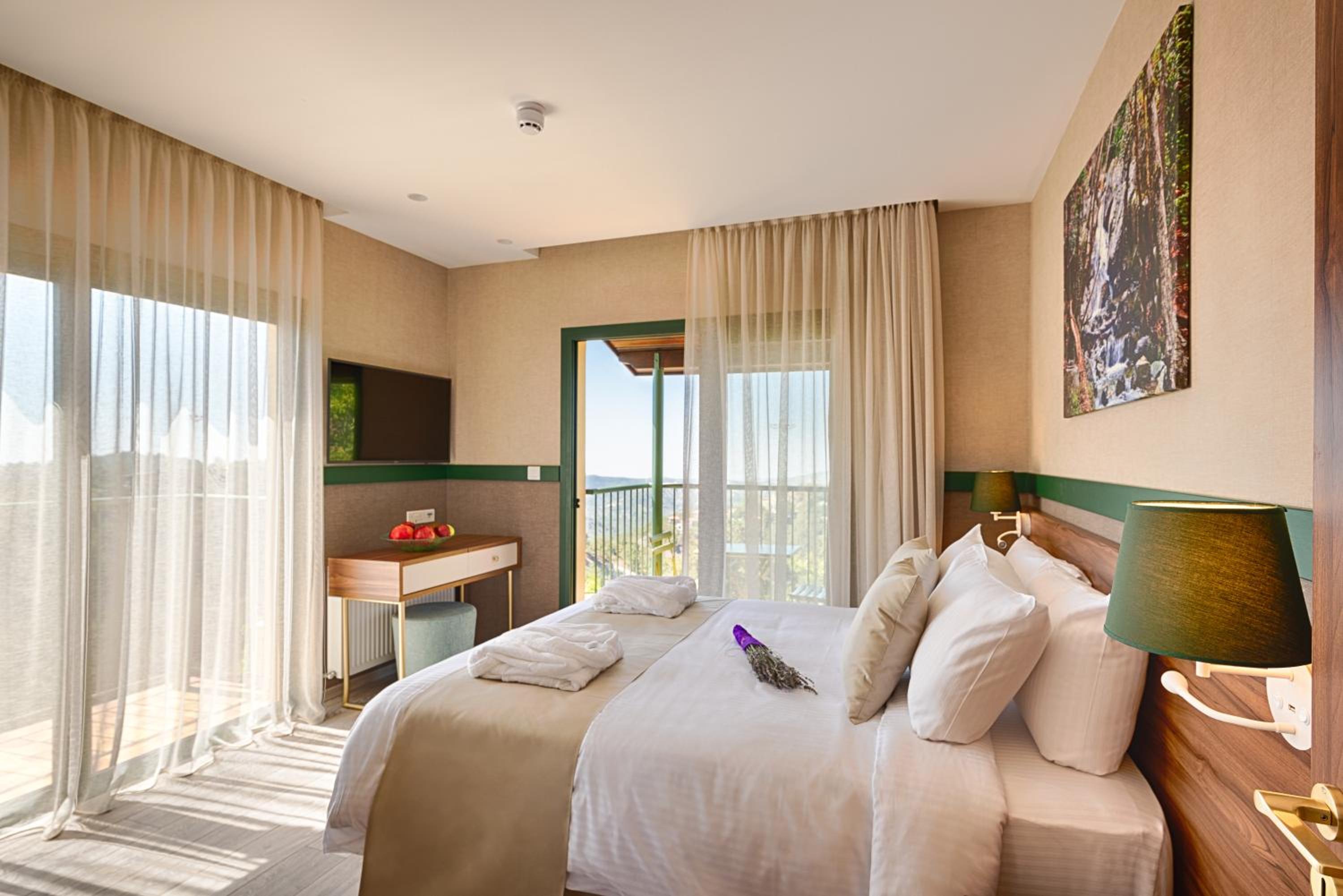 Corner Double Room with 2 Balconies - Photo 4