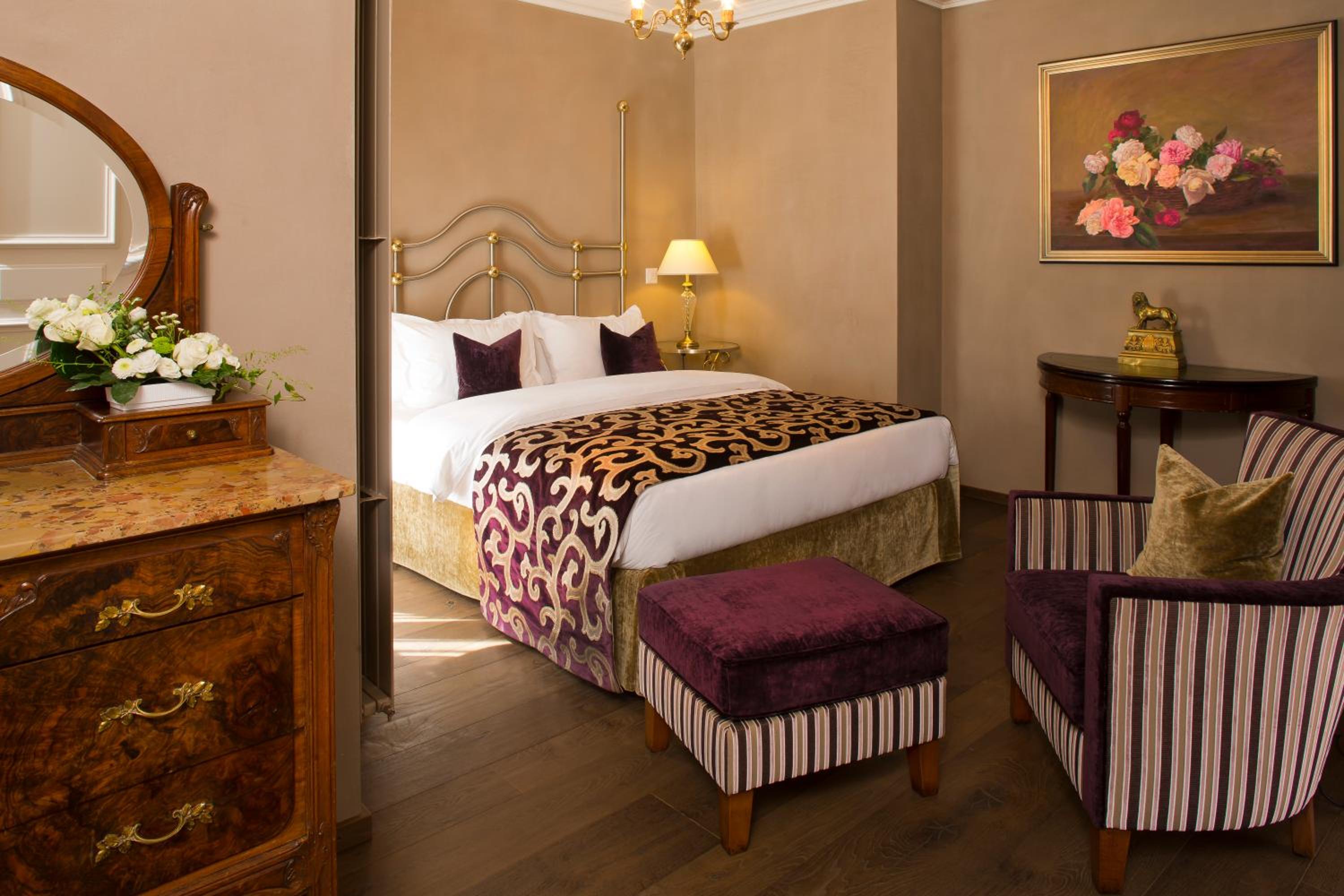Suite with Queen Bed