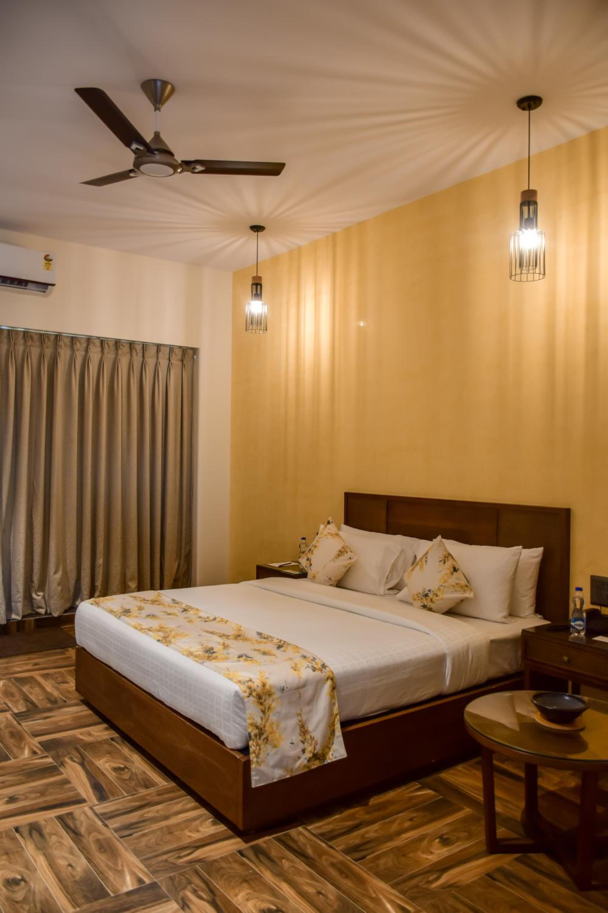Deluxe Room with Balcony - Photo 6