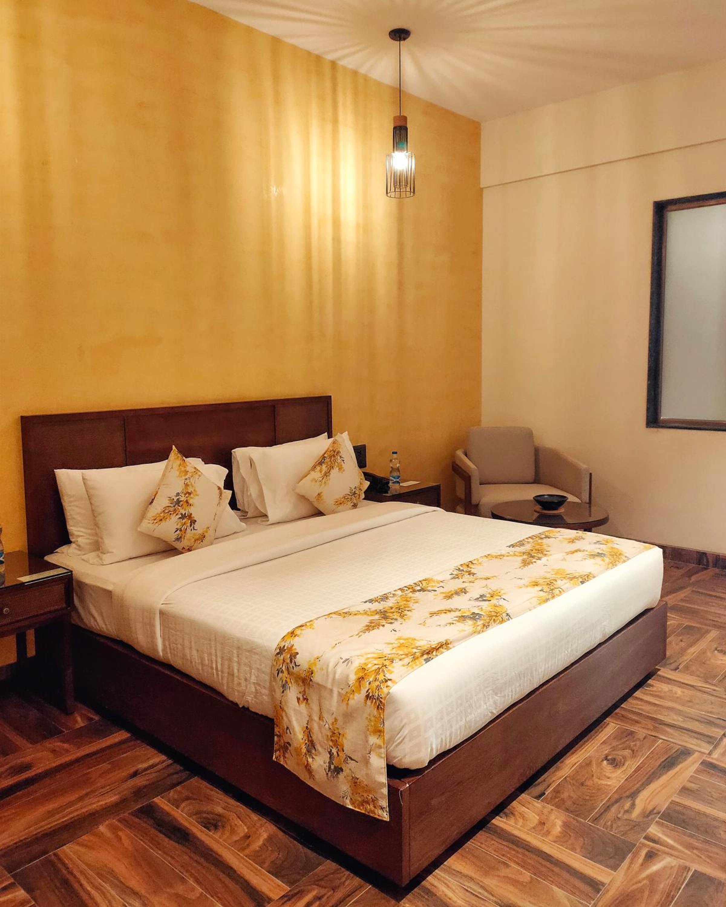 Deluxe Room with Balcony - Photo 7