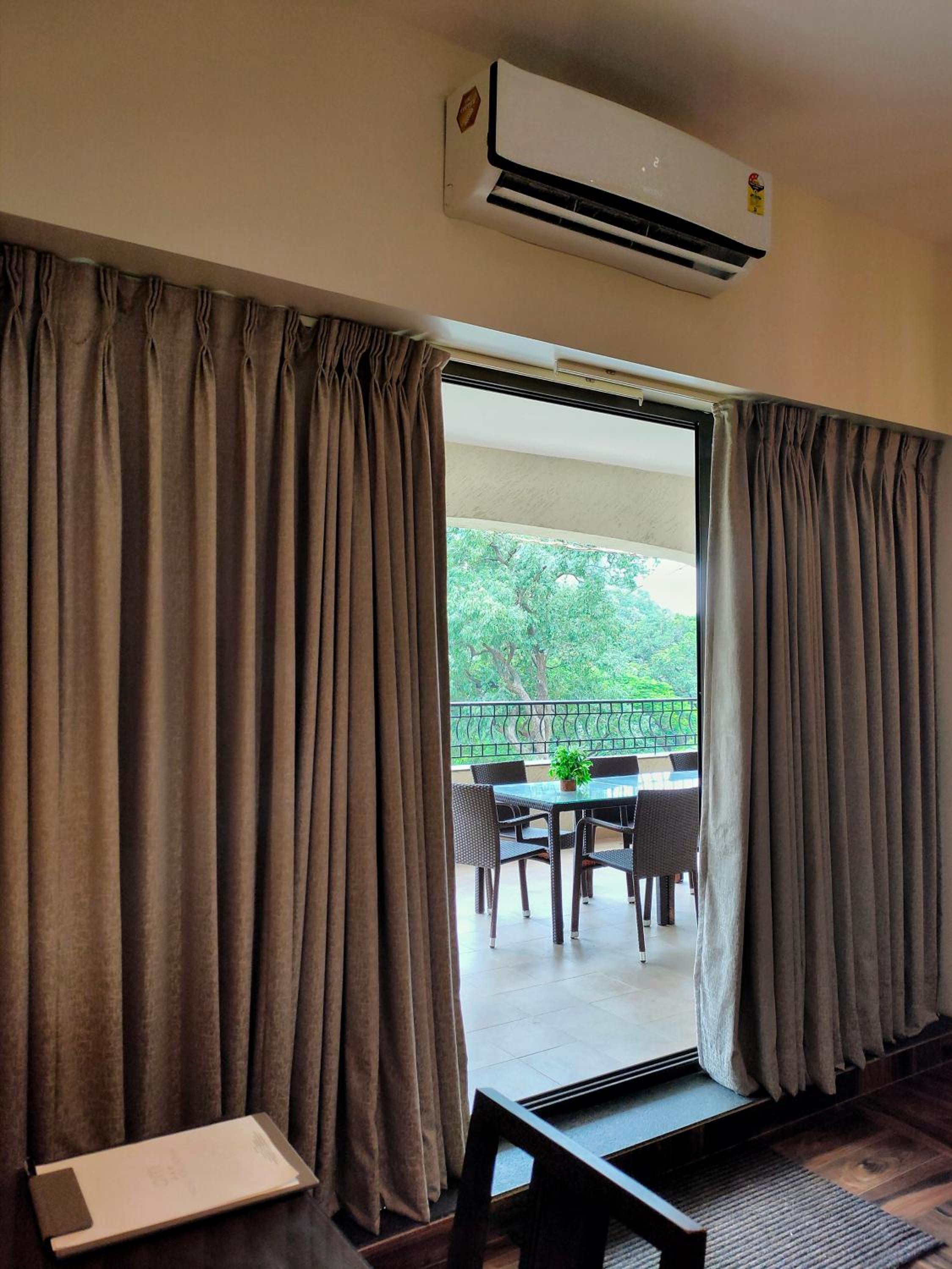 Deluxe Room with Balcony - Photo 4