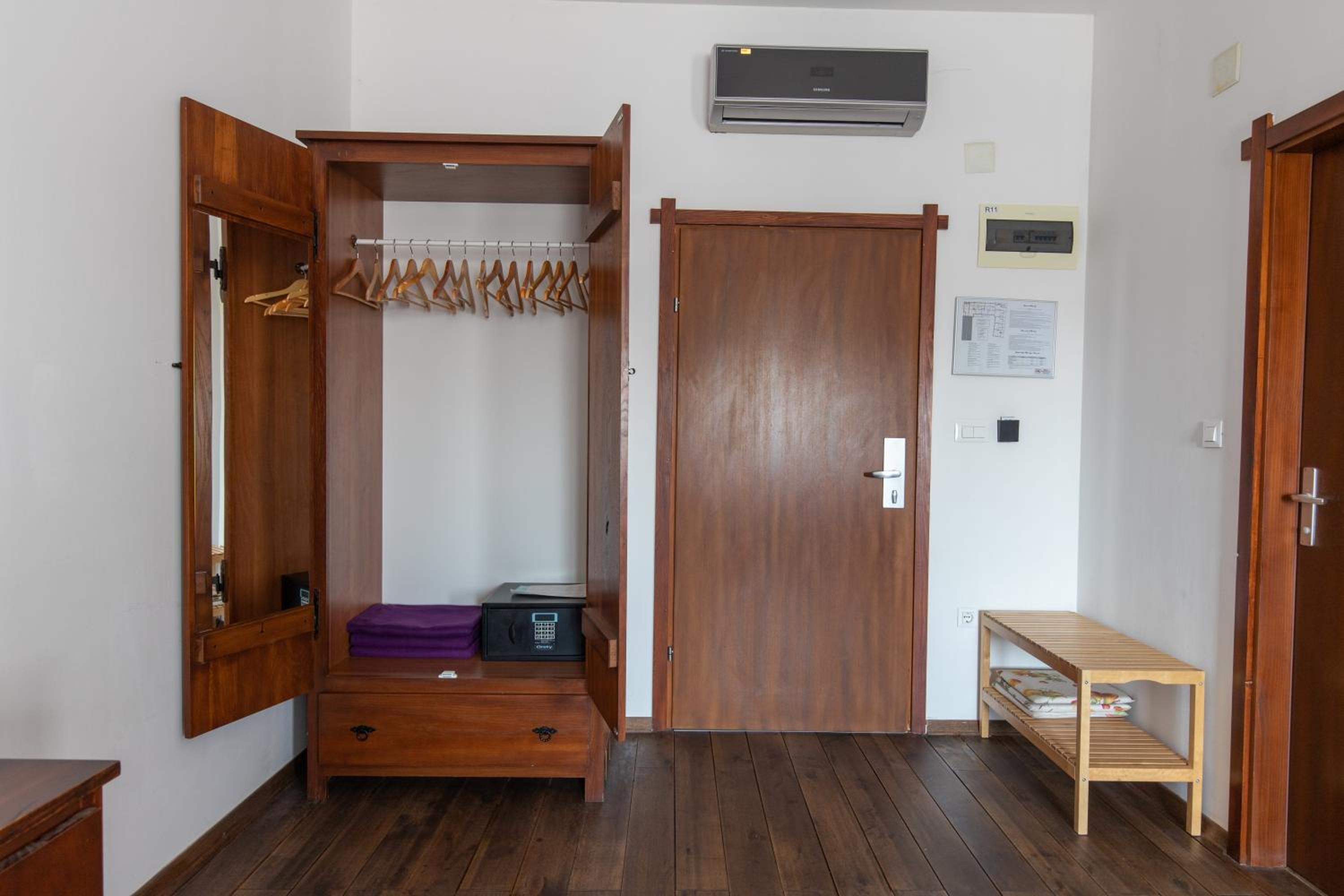 Economy Twin Room - Photo 1