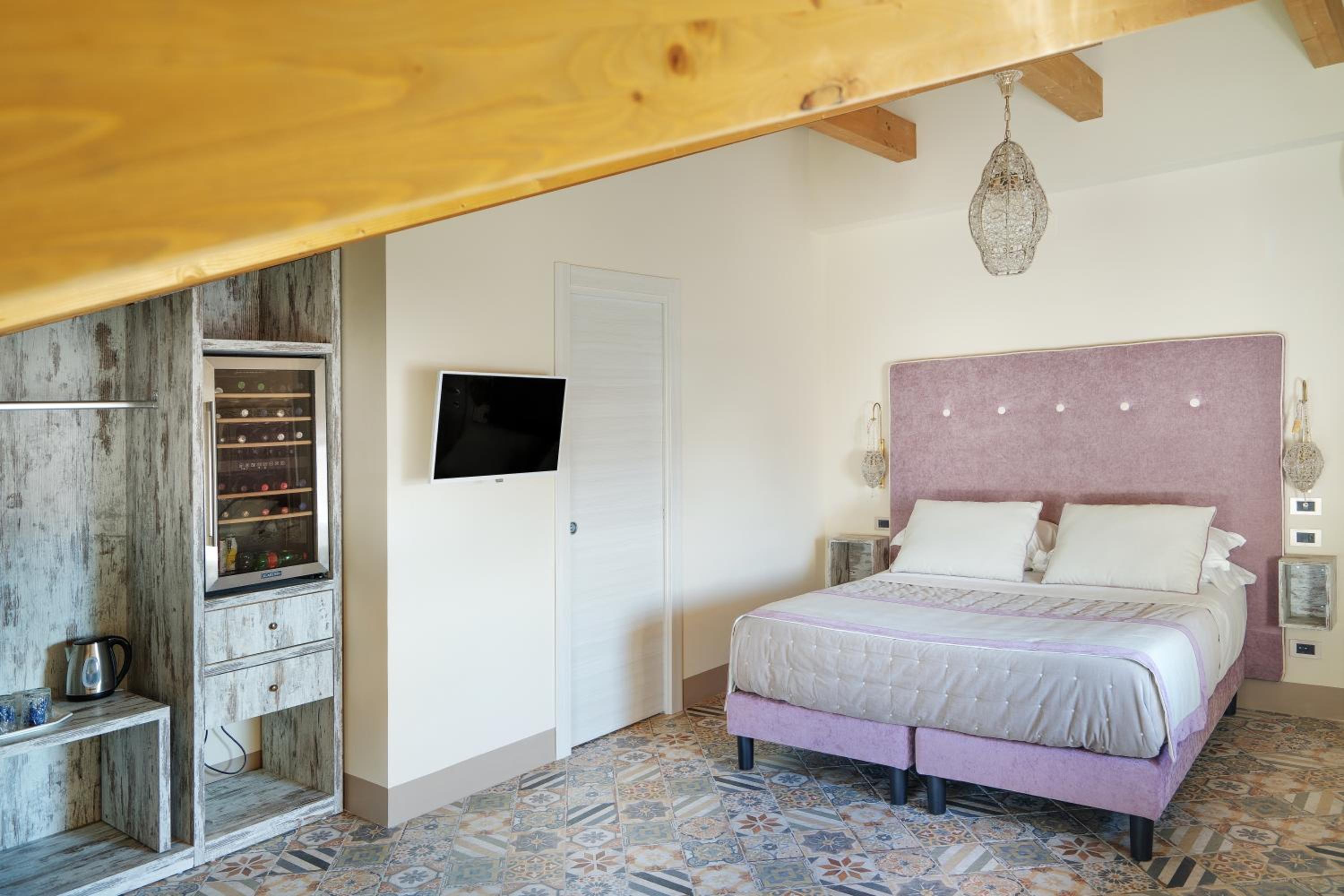 Deluxe Double Room with Bath - Photo 2