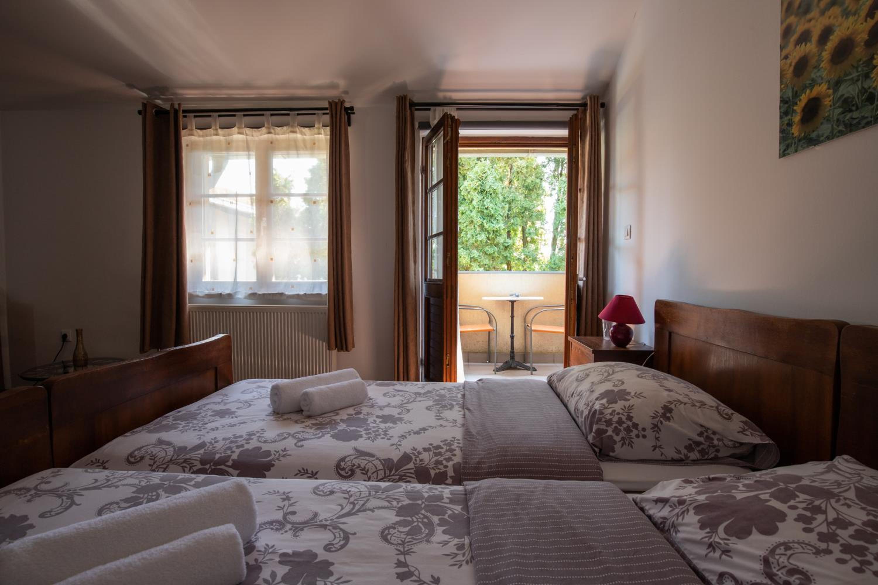 Twin Room with Balcony - Photo 4