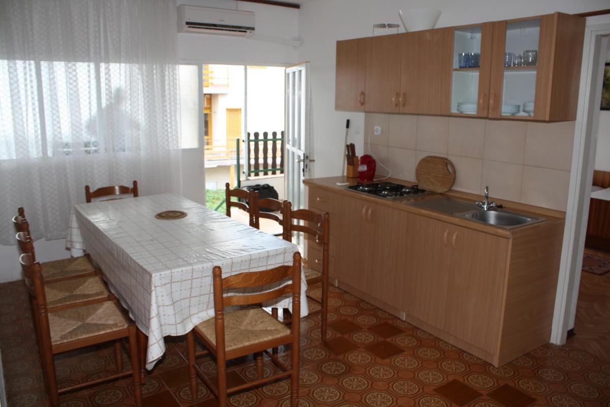Three-Bedroom Apartment with Balcony and Sea View photo 3