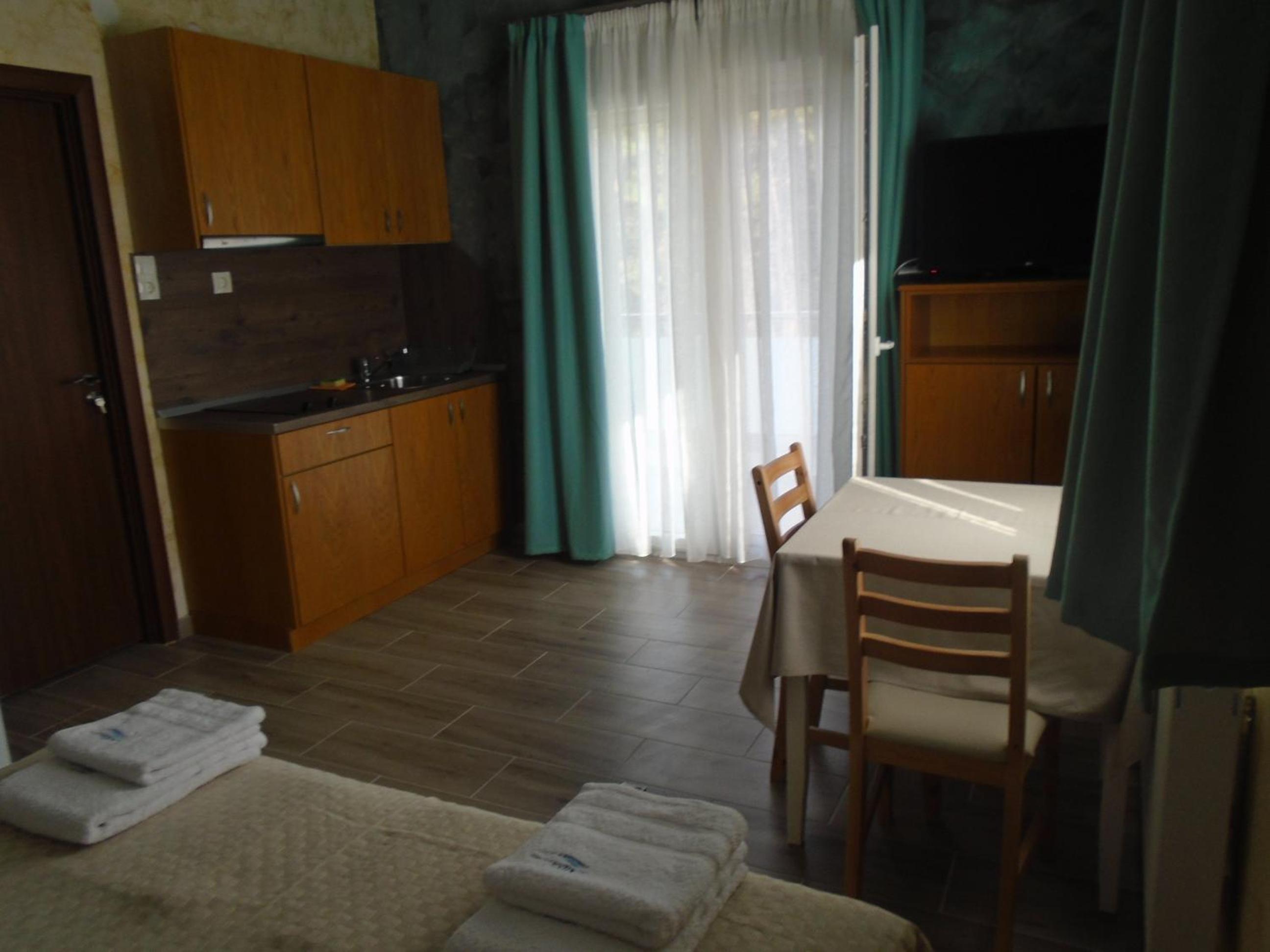 Double Room with Balcony - Photo 17