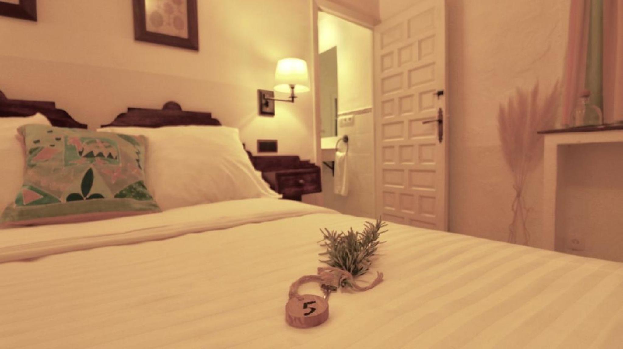 Budget Double Room - Photo 9