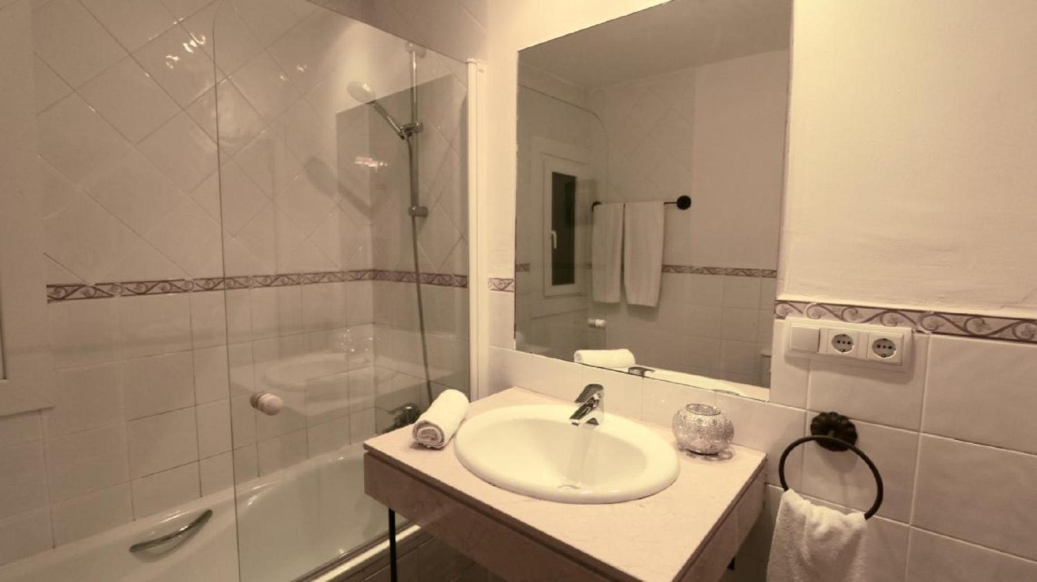 Budget Double Room - Photo 8