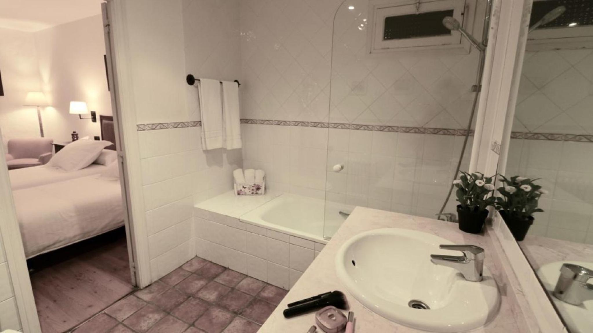 Budget Double Room - Photo 4