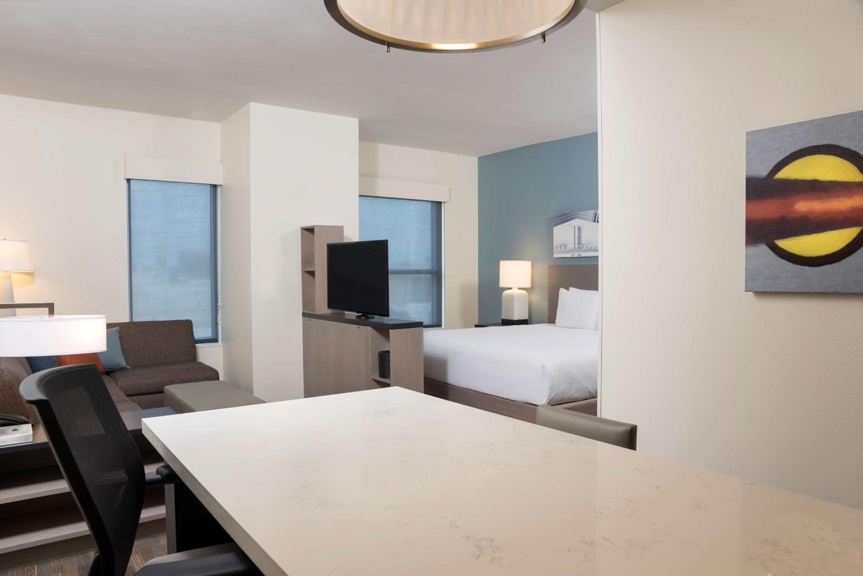 King Studio Suite with Sofa Bed, Kitchen and Tub - Disability Access