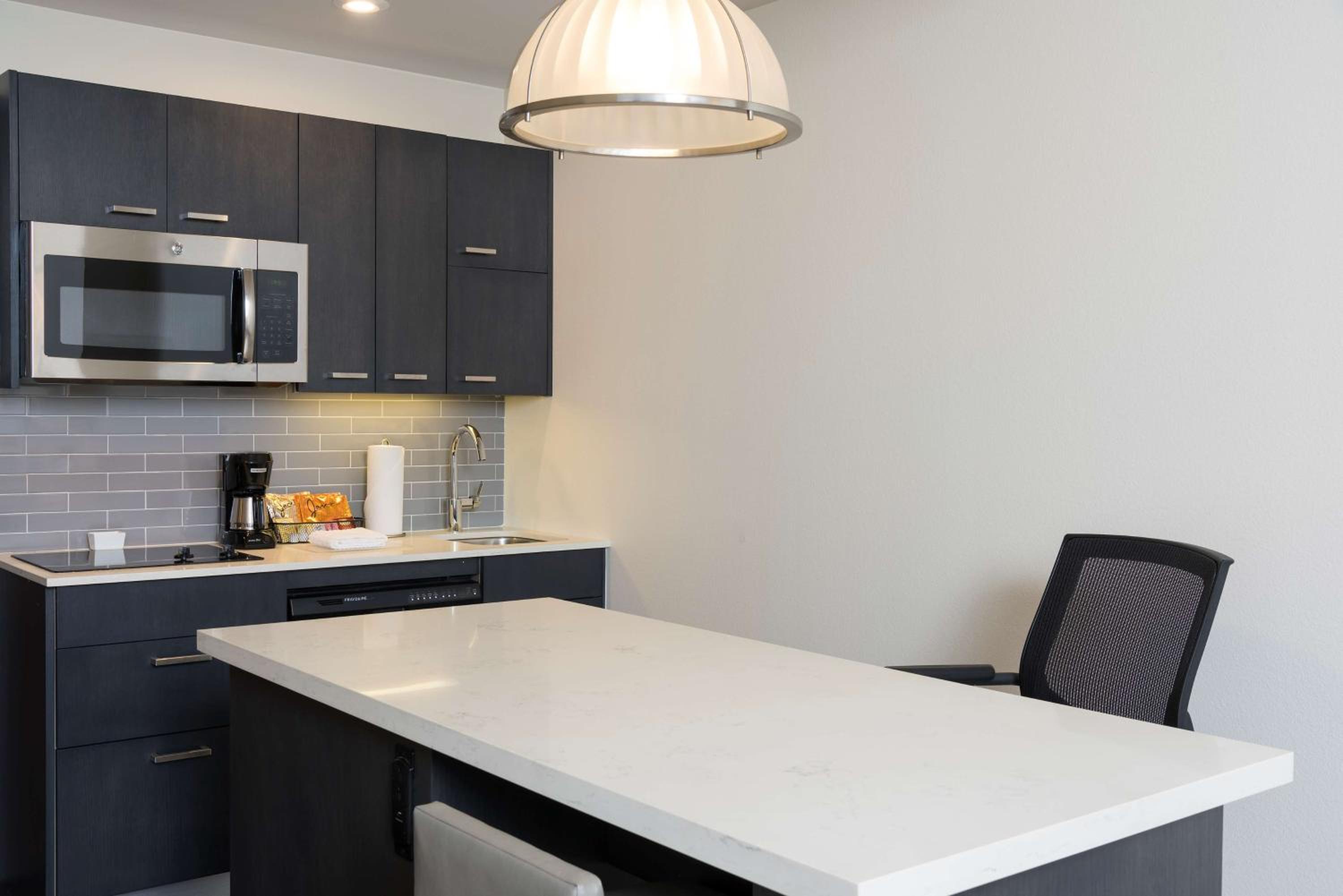 King Studio Suite with Sofa Bed, Kitchen and Tub - Disability Access