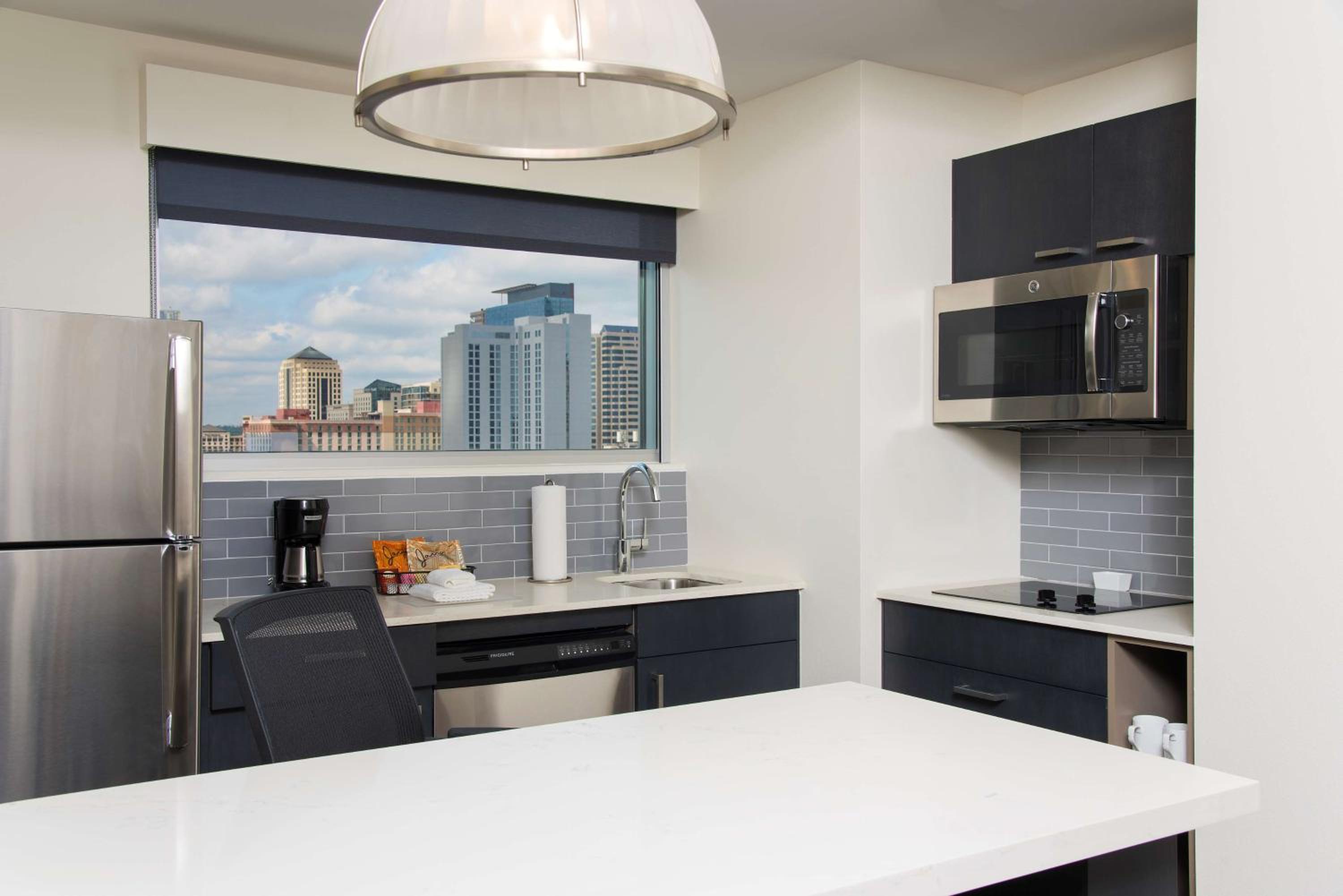 One-Bedroom Suite with Kitchen thumbnail 5