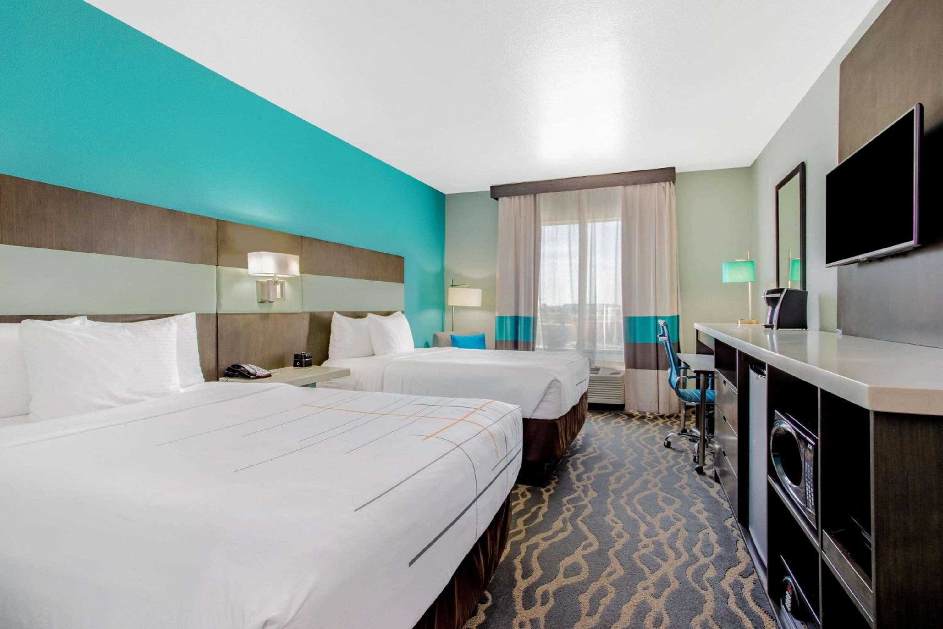 Queen Room with Two Queen Beds - Non-Smoking photo 1
