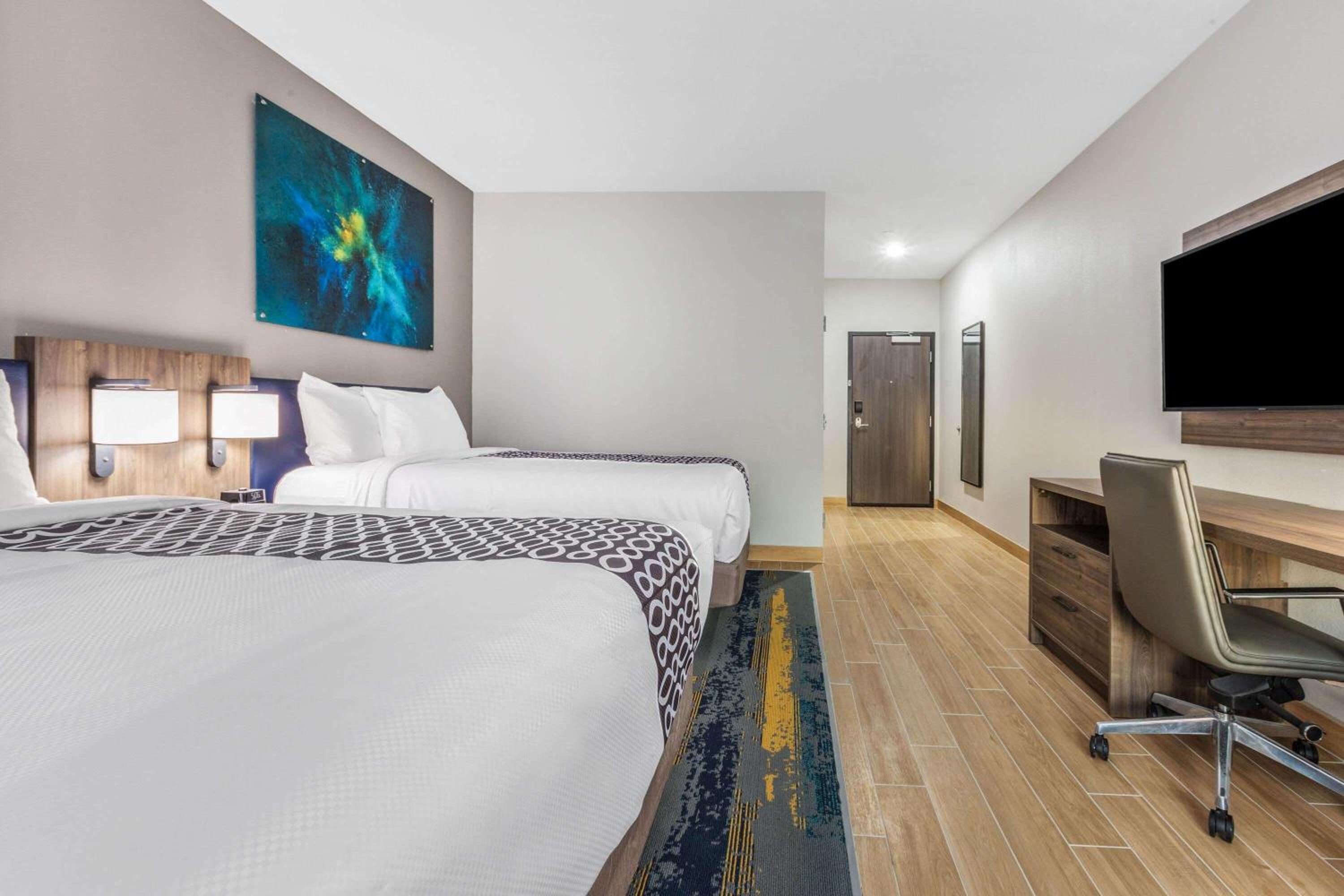 Queen Room with Two Queen Beds - Non-Smoking - Photo 6
